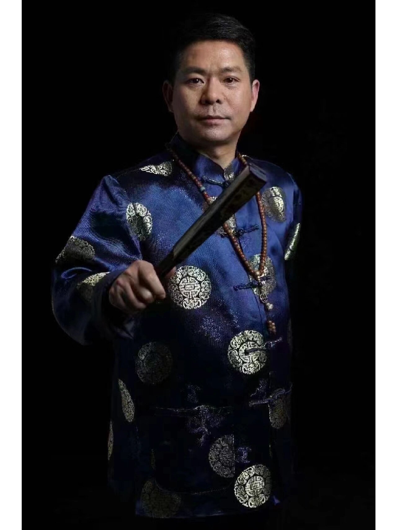 老板不肯,他说那赊一个猪头吧(古代猪头很便宜),老板猪头也不赊