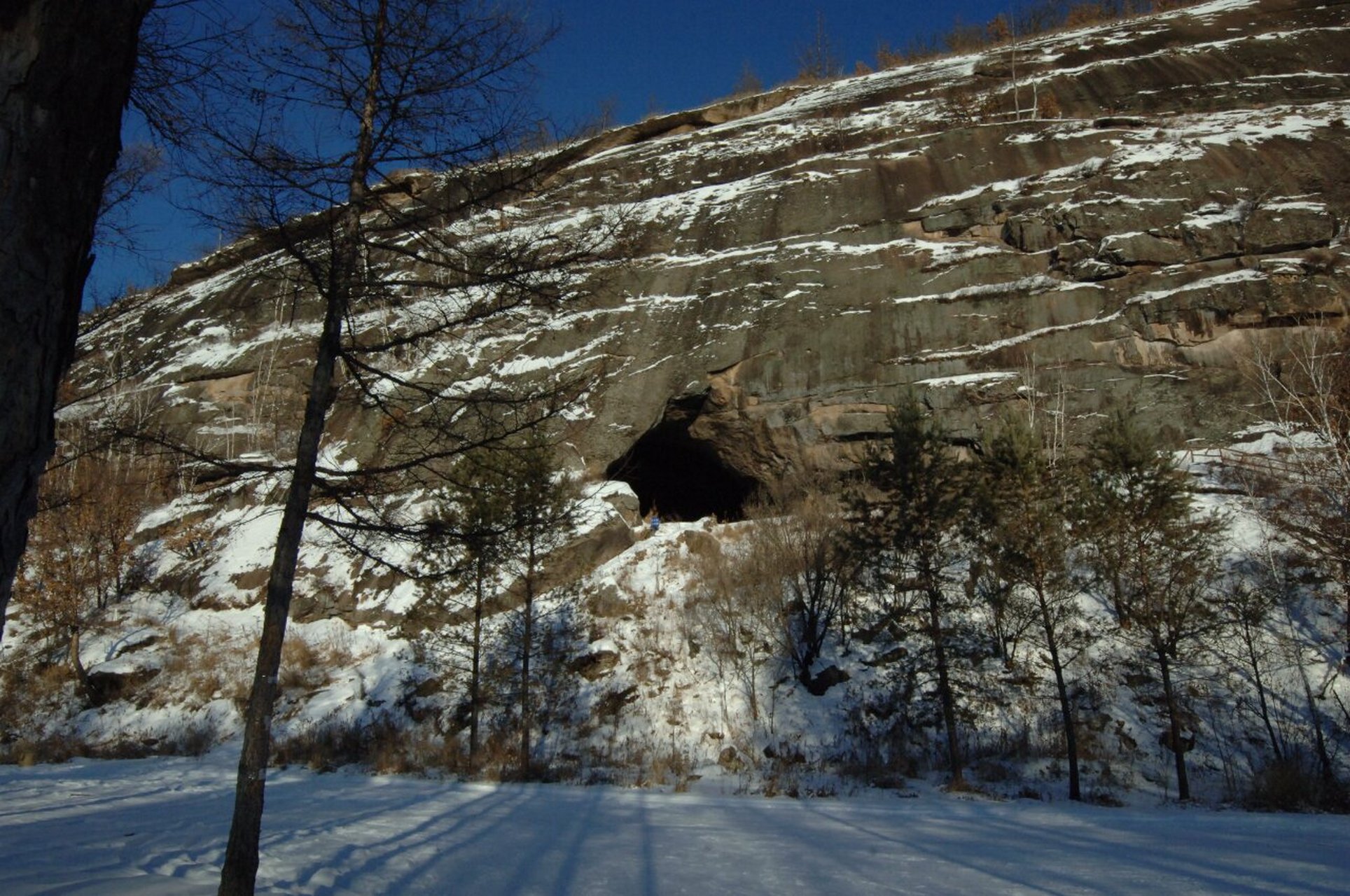 拓跋鲜卑祖居"石室" —嘎仙洞遗址 拓跋鲜卑"别依大鲜卑山",故名鲜卑.