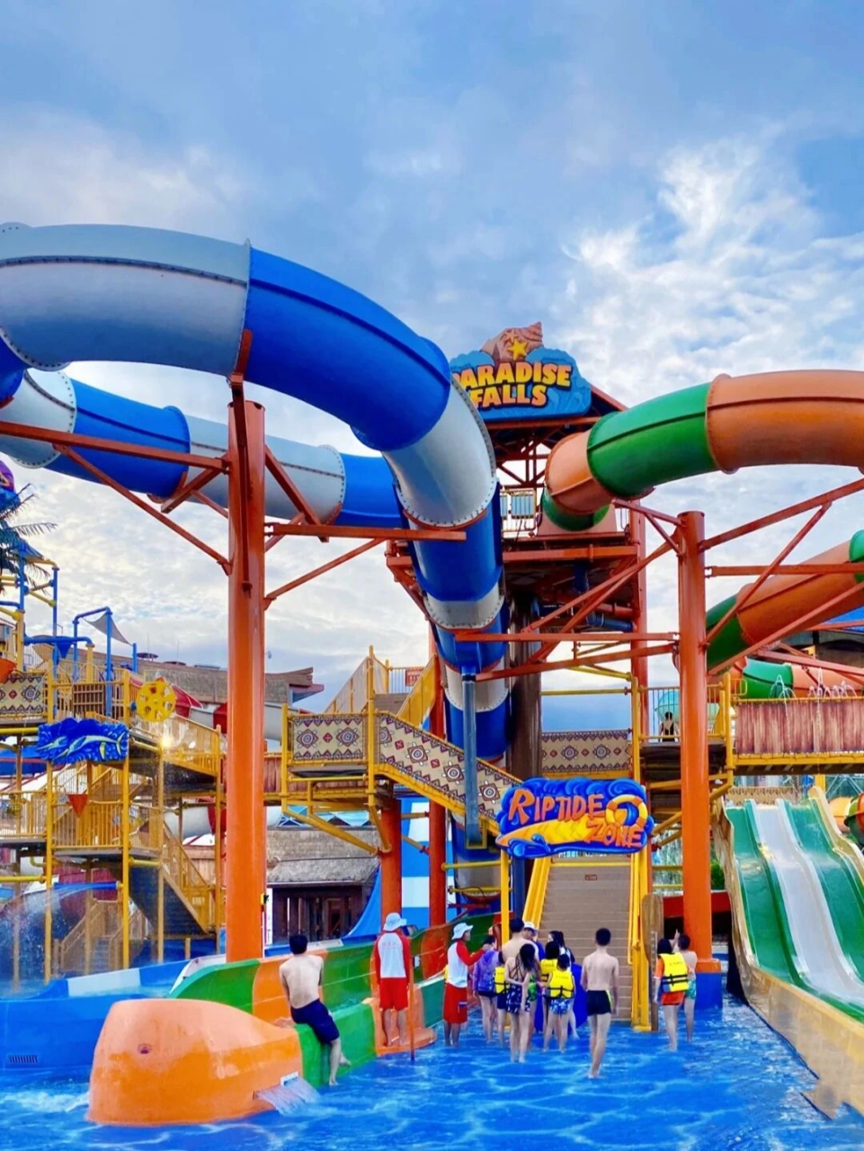 金沙湾水世界 位于广东省深圳市大鹏新区棕榈大道33号,是深圳首个在