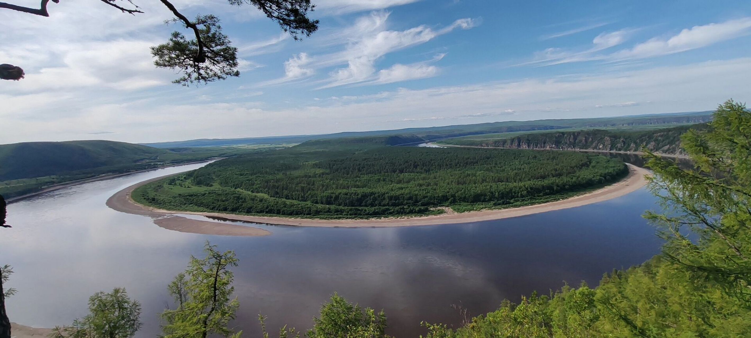龙江第一湾 龙江第一湾是黑龙江上游一个壮观的江湾景观.