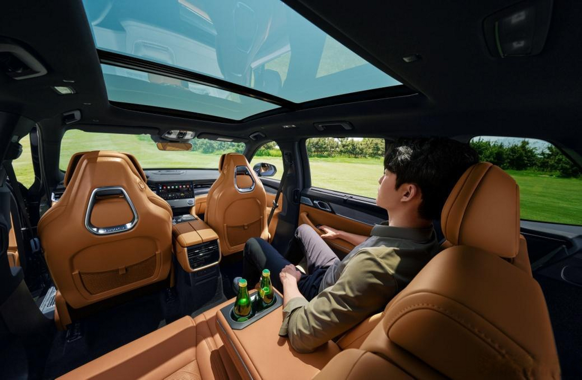 领克09的五座版第二排座椅其实进行了优化,相比七座版的第二排腿部