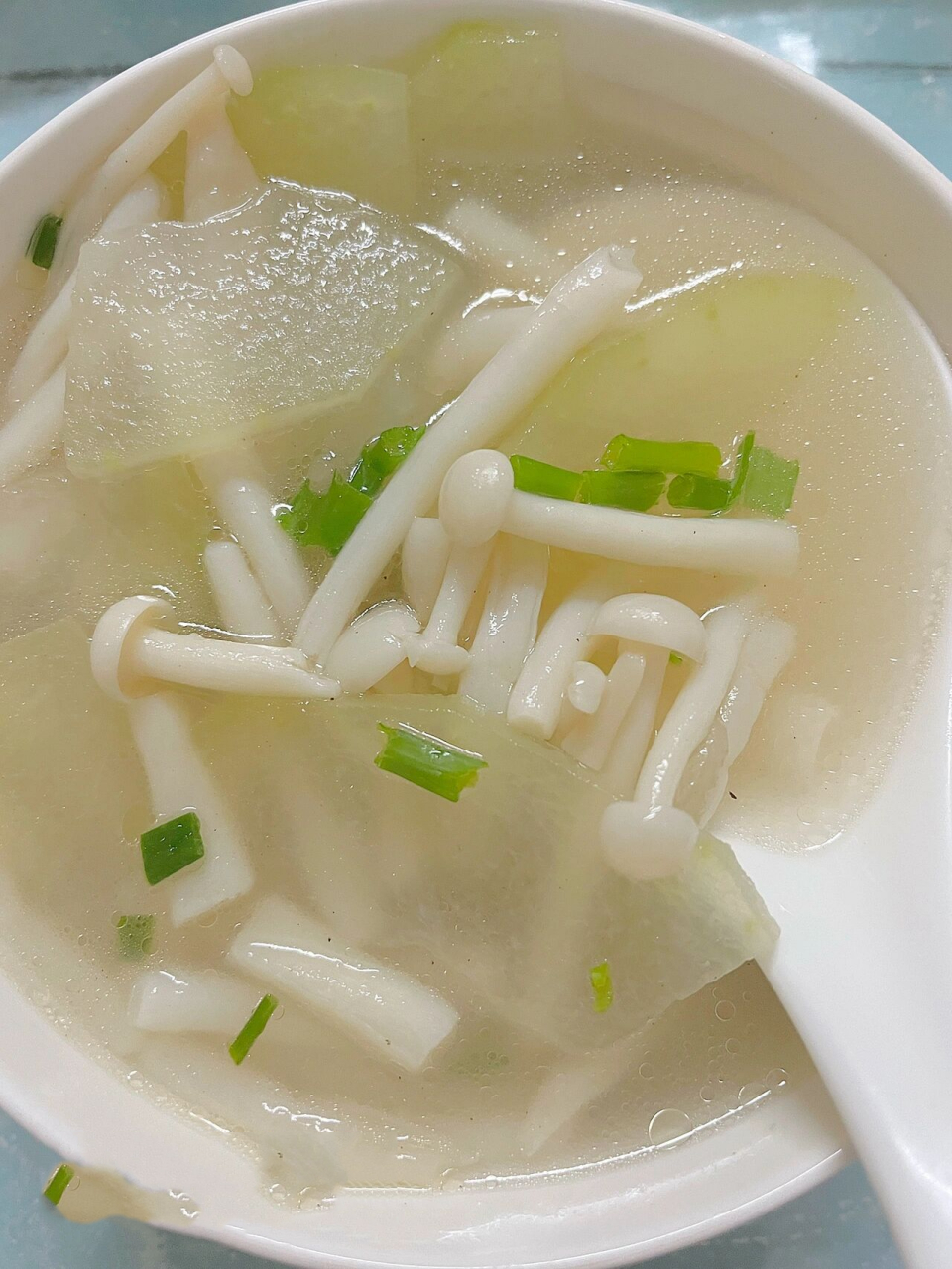 所需食材: 海鲜菇 蒜片 葱花 冬瓜 制作方法