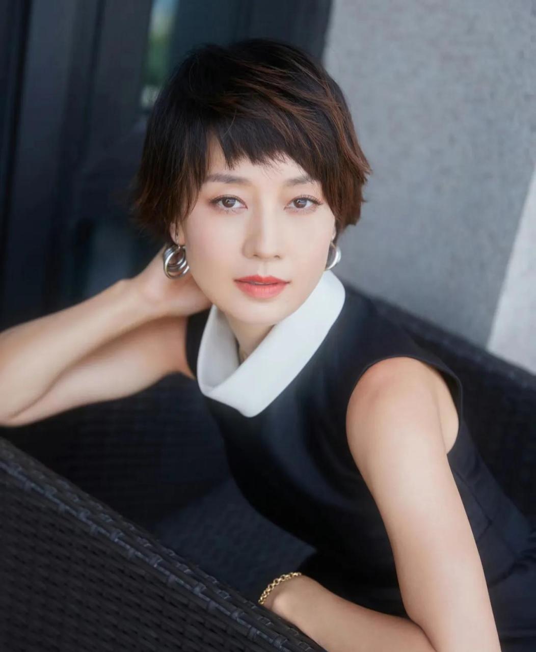 马伊琍的美,从她的第一部青春剧起,她属于中性气质的美,永远的短发!