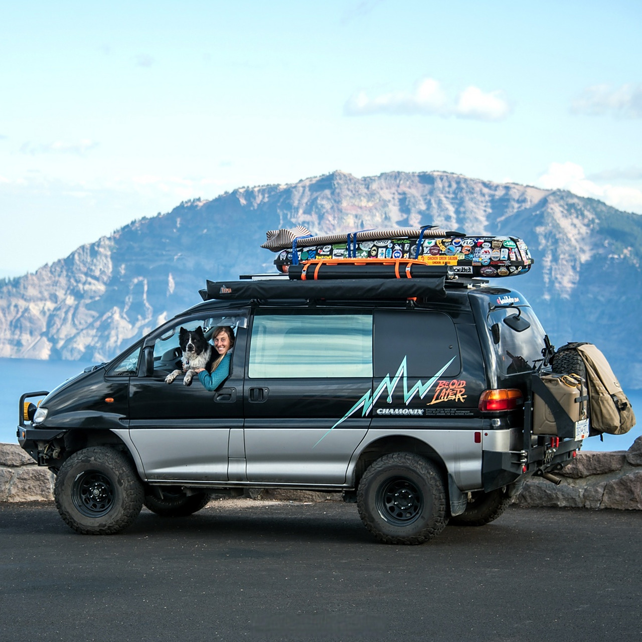 总觉得这台三菱l400哪里不太对,琢磨了一下,可能是中排车窗贴膜之后显