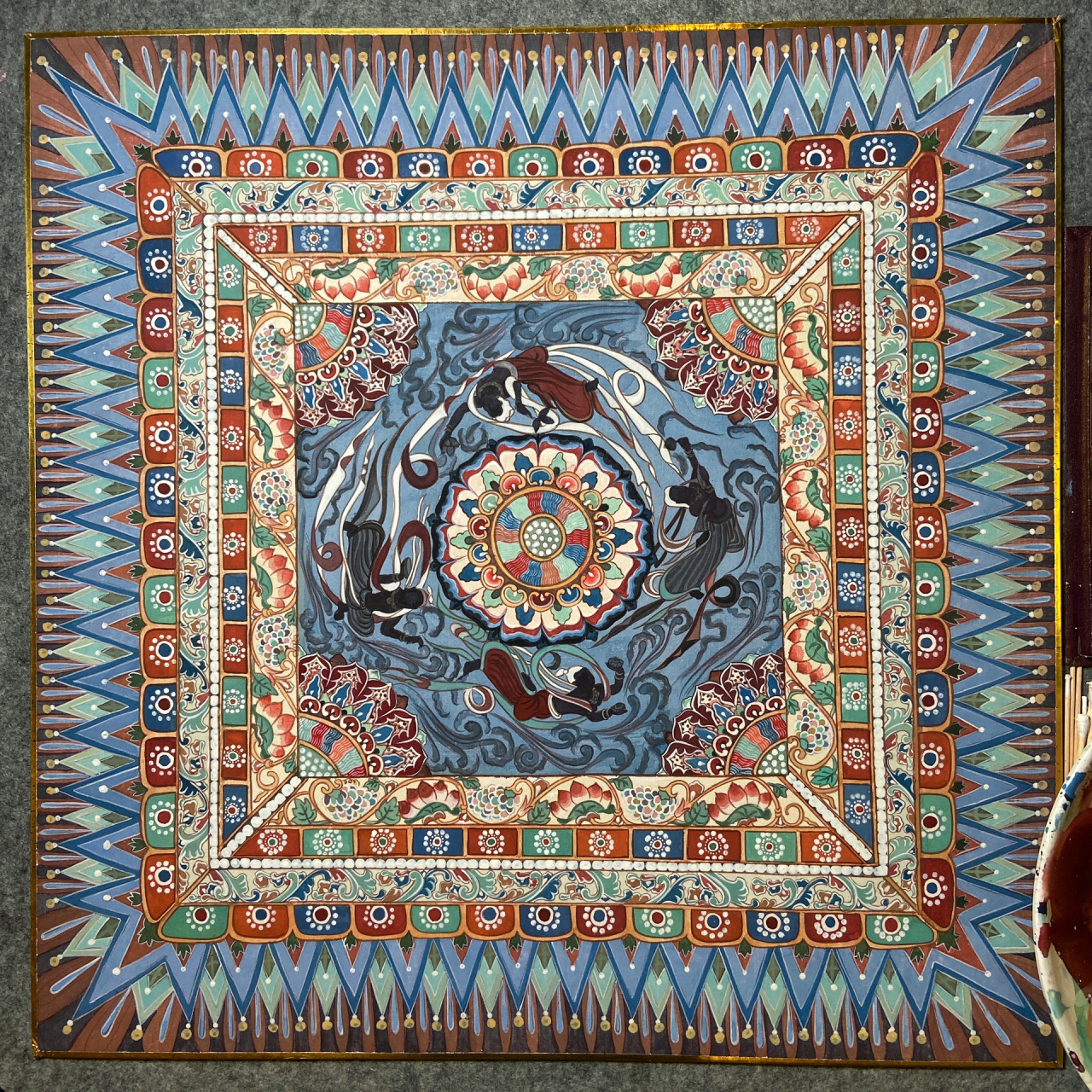 莫高窟第 329窟莲花飞天藻井 窟顶是莲花飞天藻井,它是莫高窟现存最