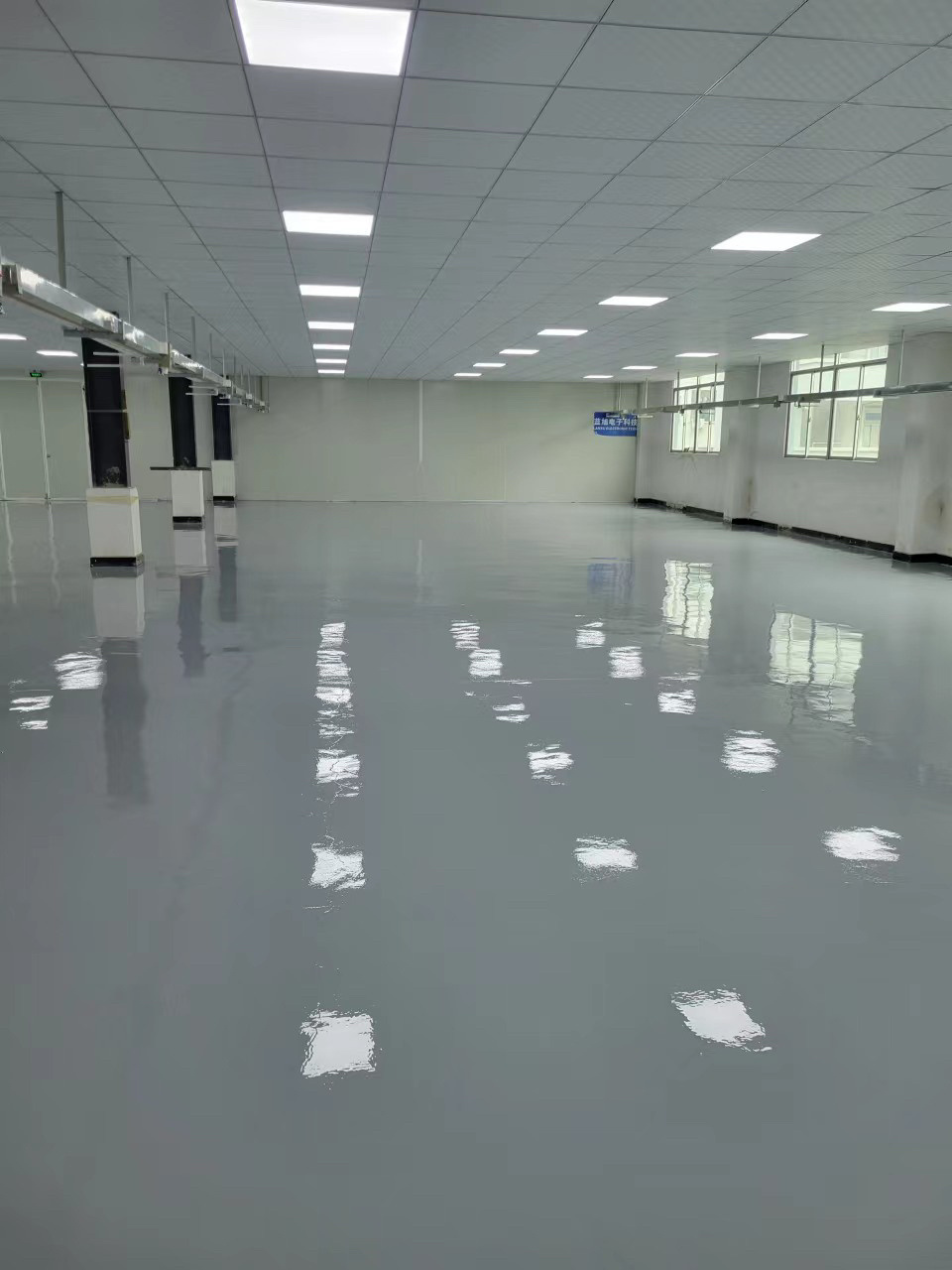 环氧地坪和金刚砂耐磨地坪哪个好 工业地坪自发展以来,凭借其功能性和