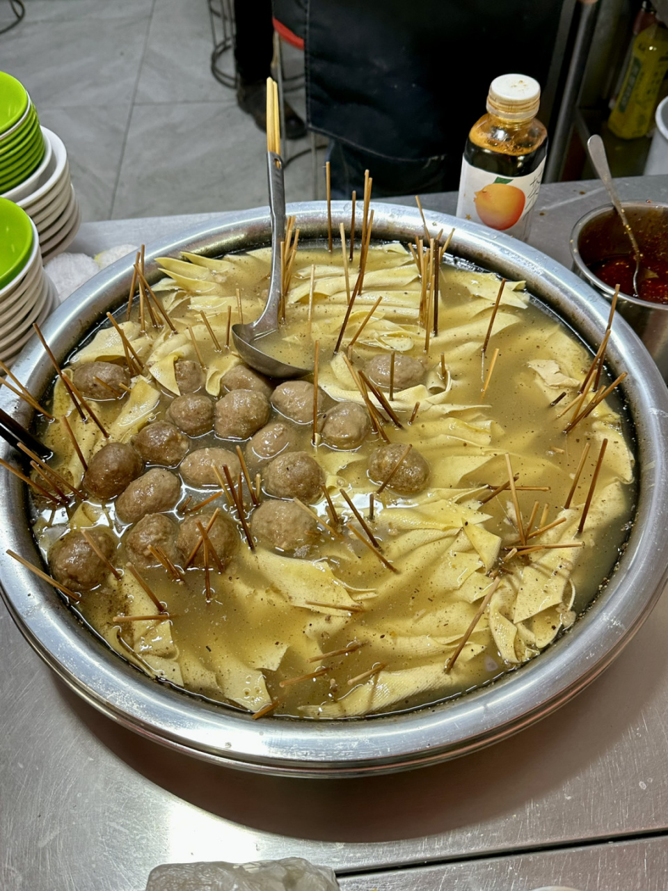 来大连怎么能不吃焖子 豆腐串! 藏在菜市场里的宝藏小吃!