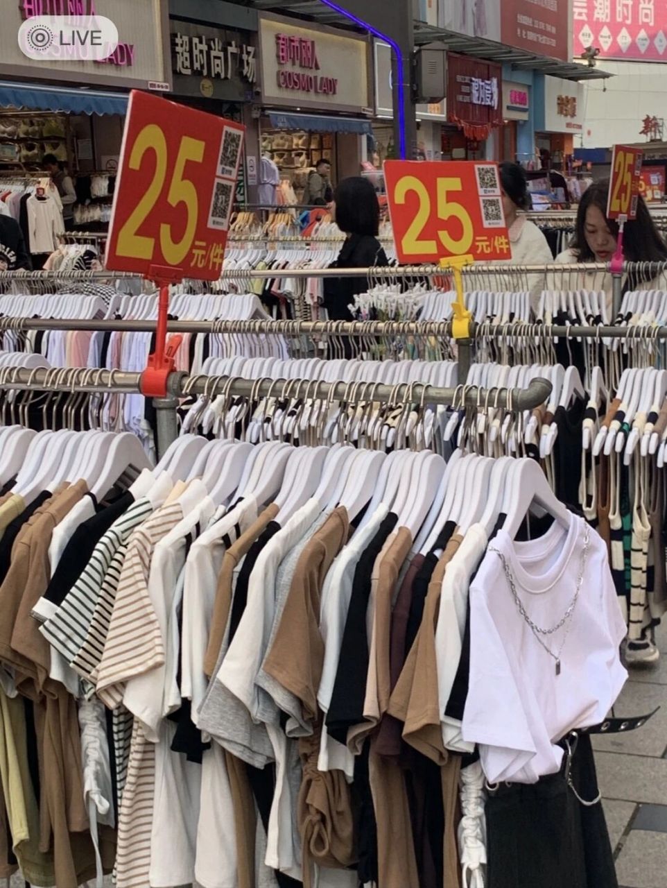 大学生株洲买衣服防坑 99株洲服装批发市场刚出火车站就可以看到.