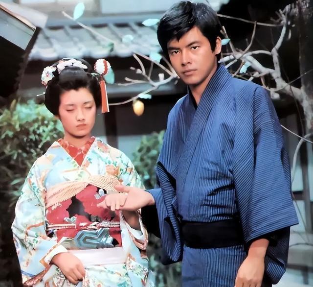 他们俩从荧幕情侣到现实生活中的恩爱伴侣,一路走来