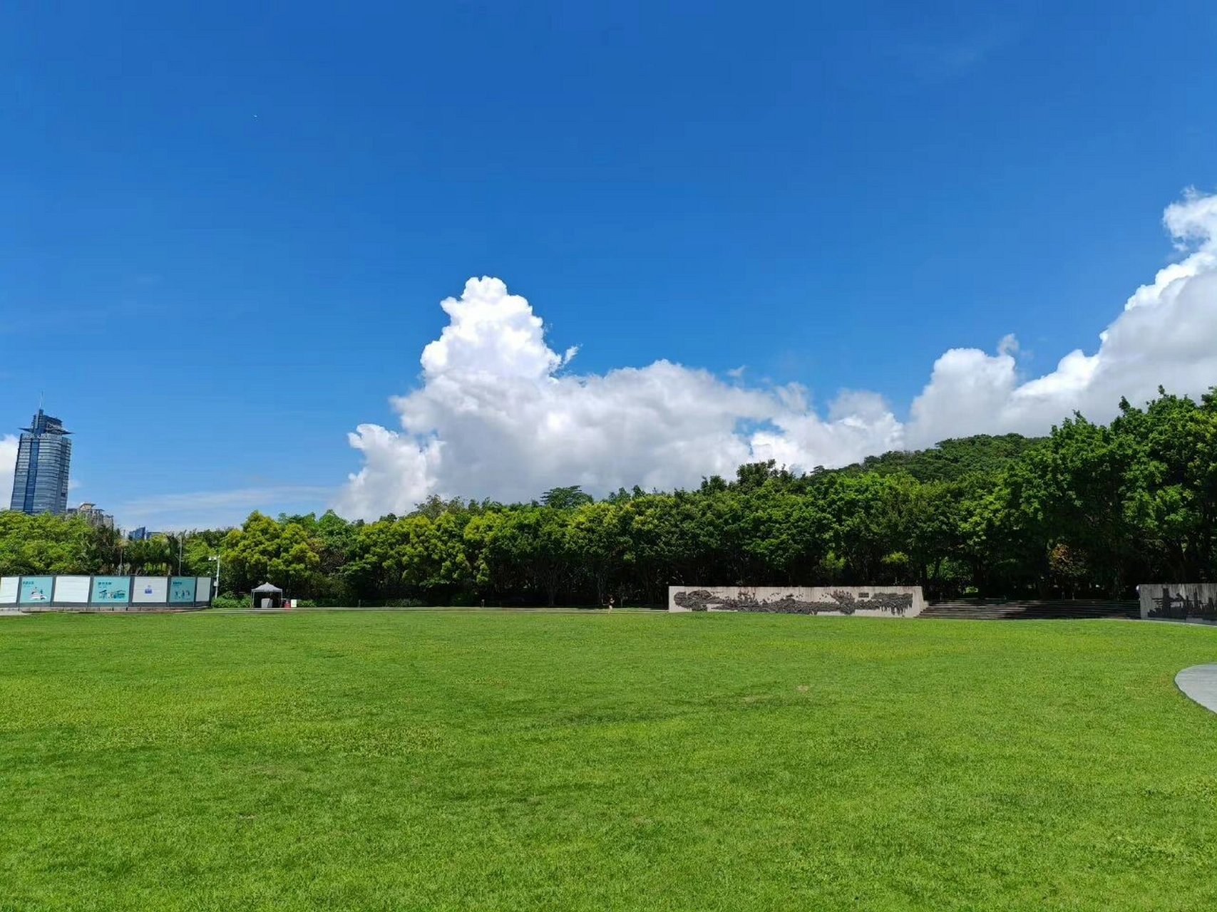 福田区–莲花山公园 莲花山公园位于深圳市中心区的北端,因七个山头相
