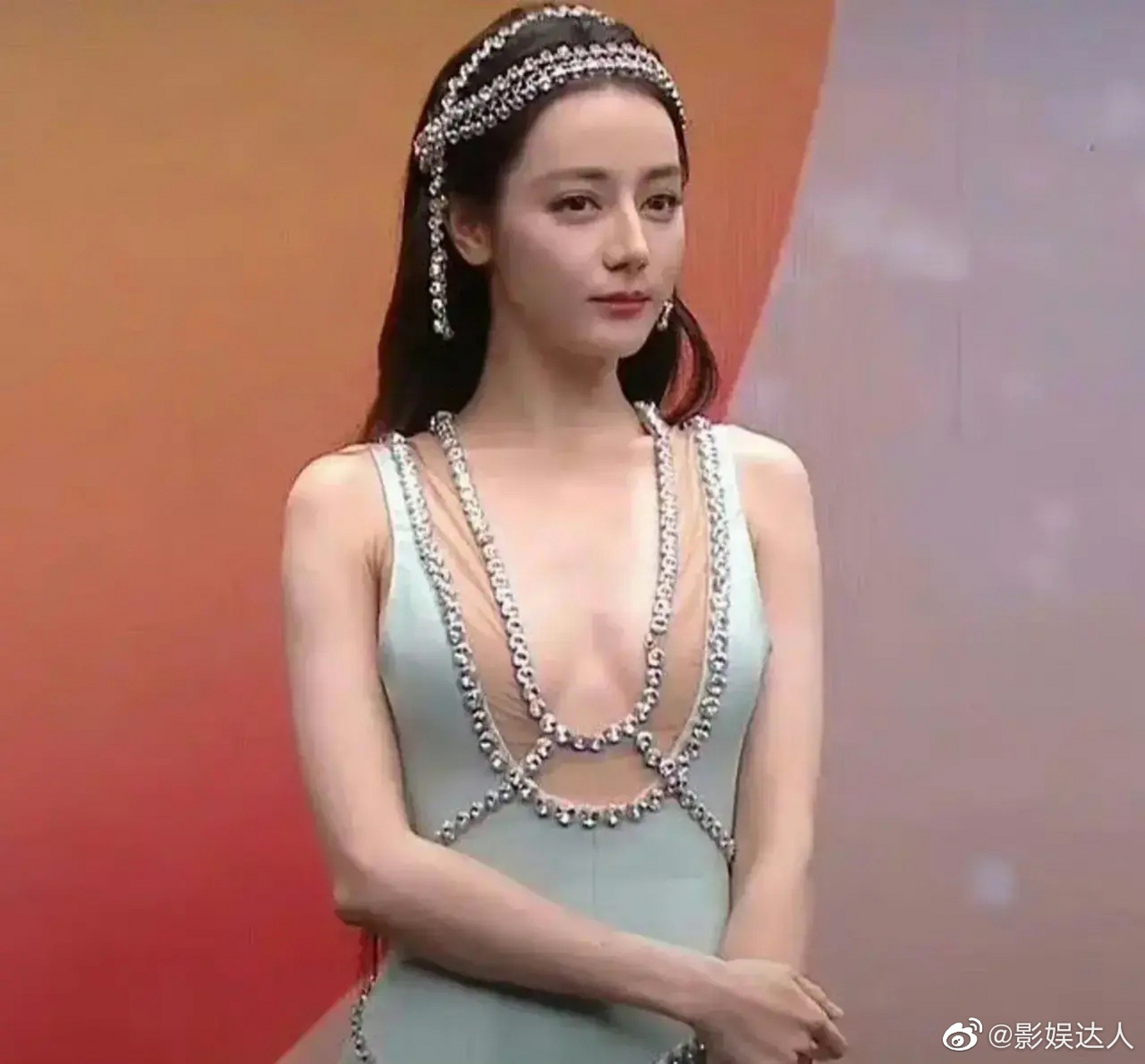 迪丽热巴这条低胸镶钻湖蓝色鱼尾长裙, 真的是美极了, 除了大秀事业线