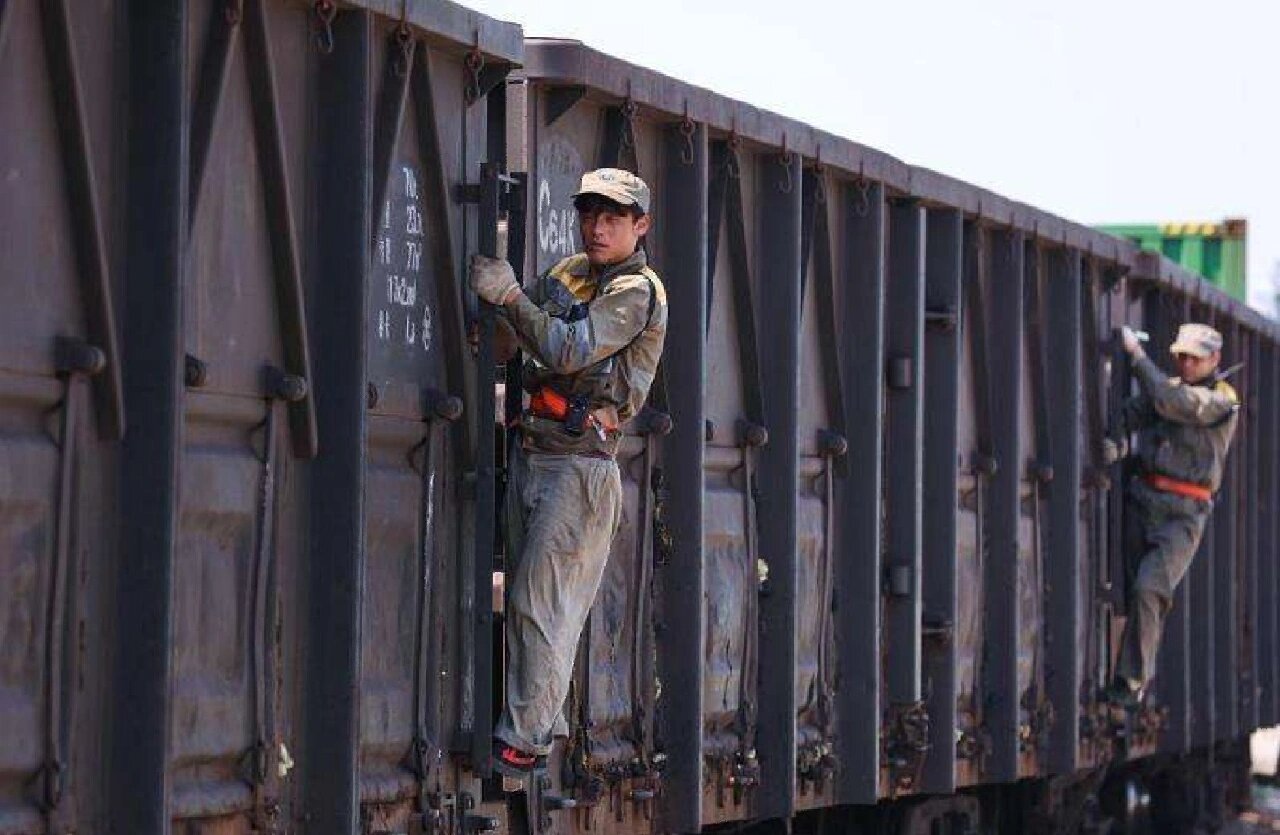 铁路那些脏难险累的岗位 连接员(车站,车务段):车站解挂编组车列岗