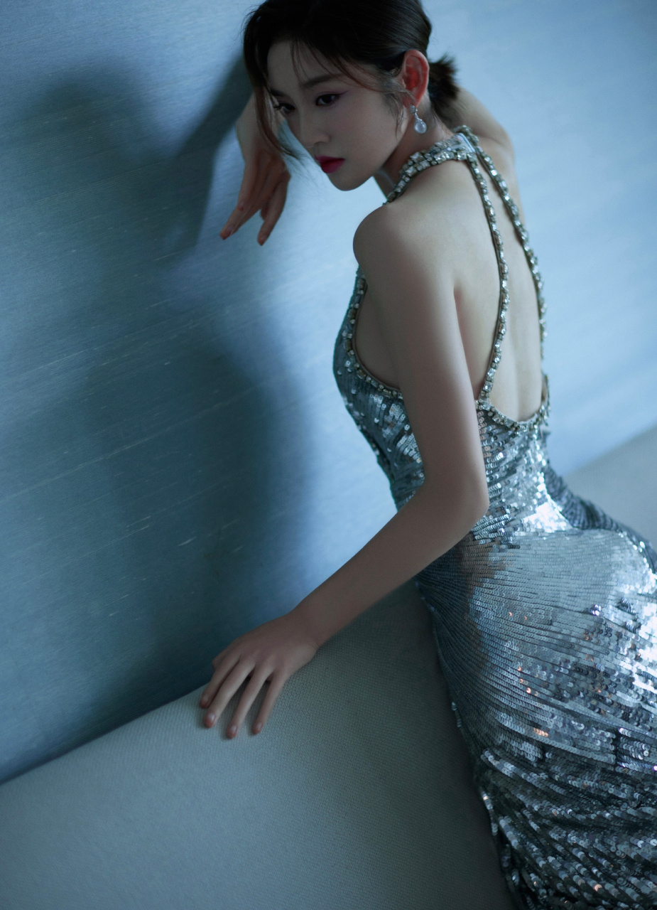 唐艺昕紫色眼妆挂脖深v亮片长裙造型