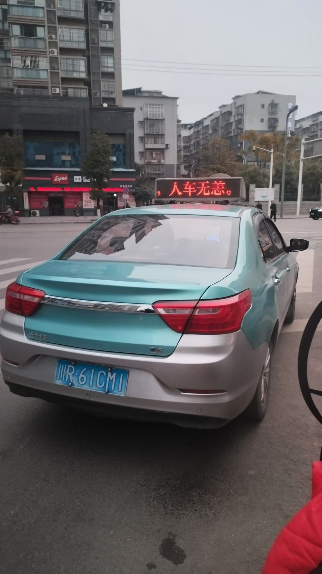 【出租车变身流动交通安全"宣传员"】近日,蓬安交警 利用辖区有效资源