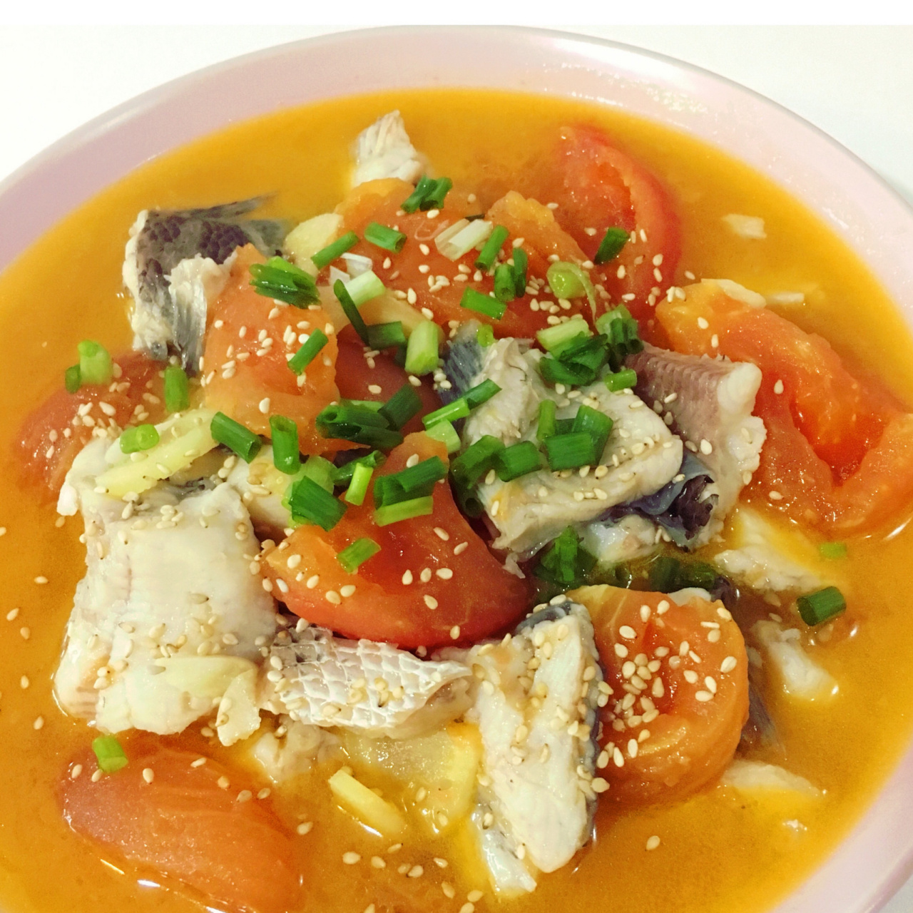 番茄鱼片是用番茄和鱼炖制而成,番茄含有丰富的维生素和矿物质,黑鱼