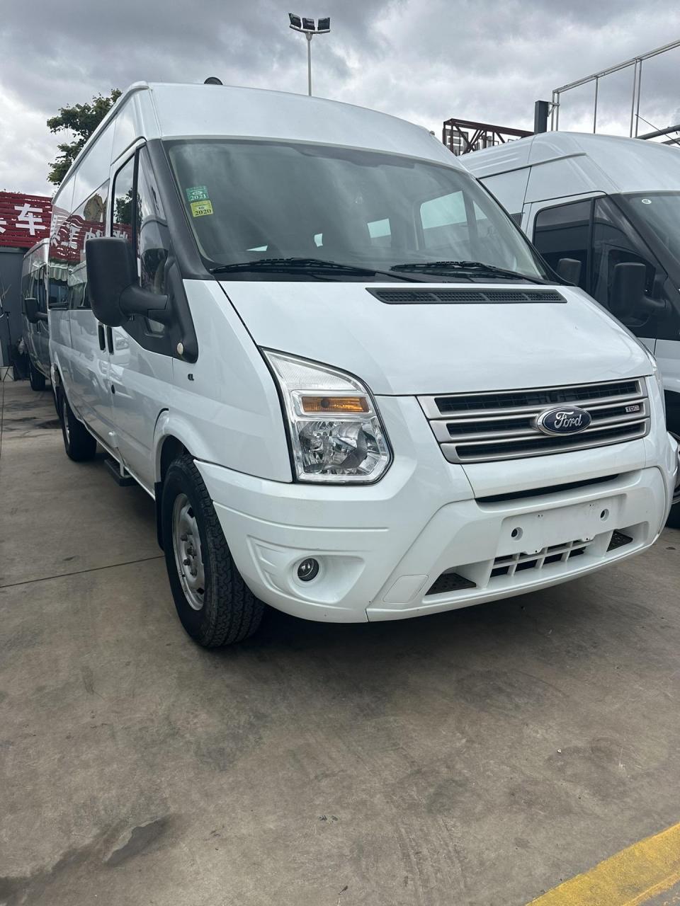 福特全顺 新时代长轴中顶,手动柴油2.4t国四9座版本