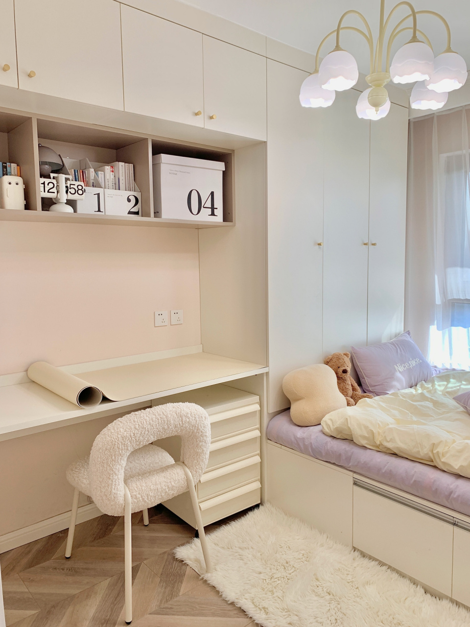 榻榻米小房间的书桌布置好啦 日常总是在书桌办公看书 白色的桌子看腻