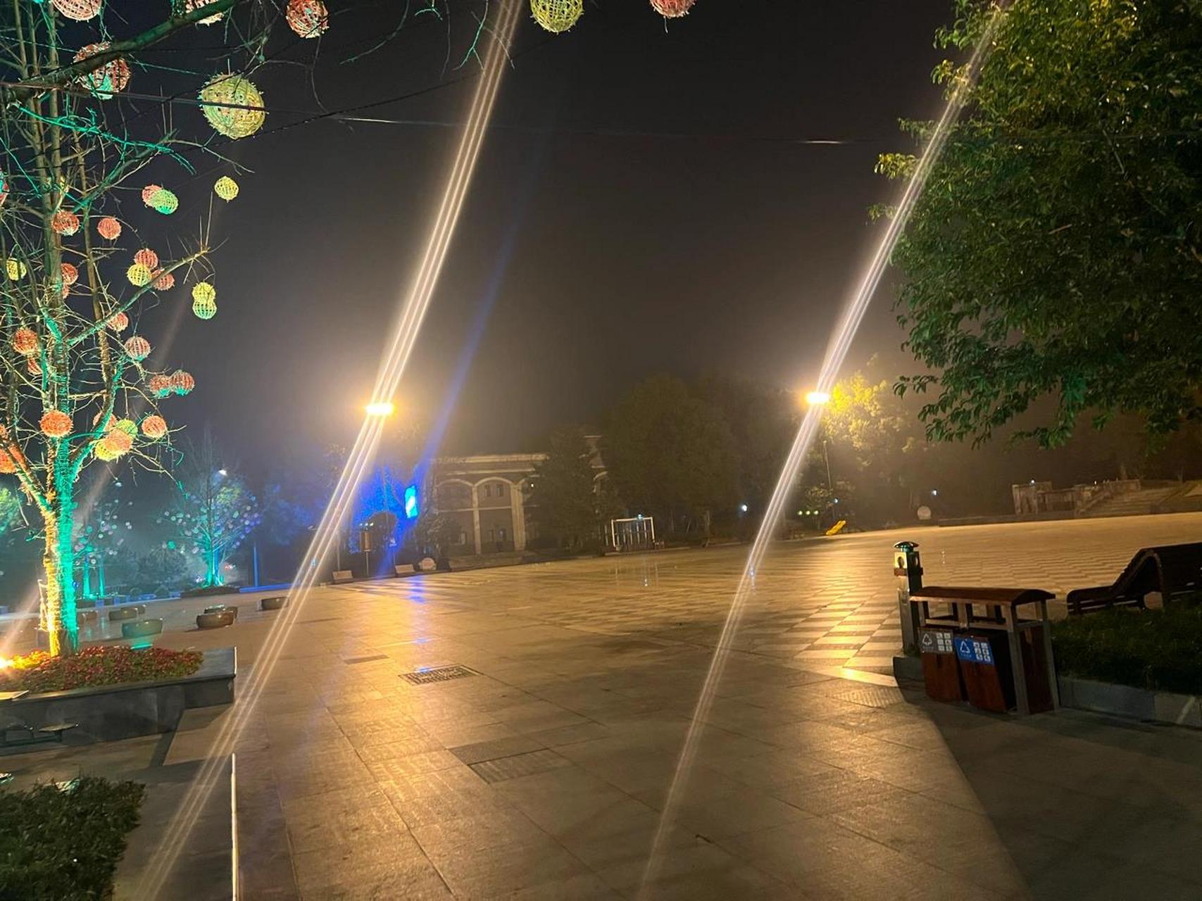 小仙女们苹果13拍照有光束怎么解决 如上图,只要是拍灯光就是这样