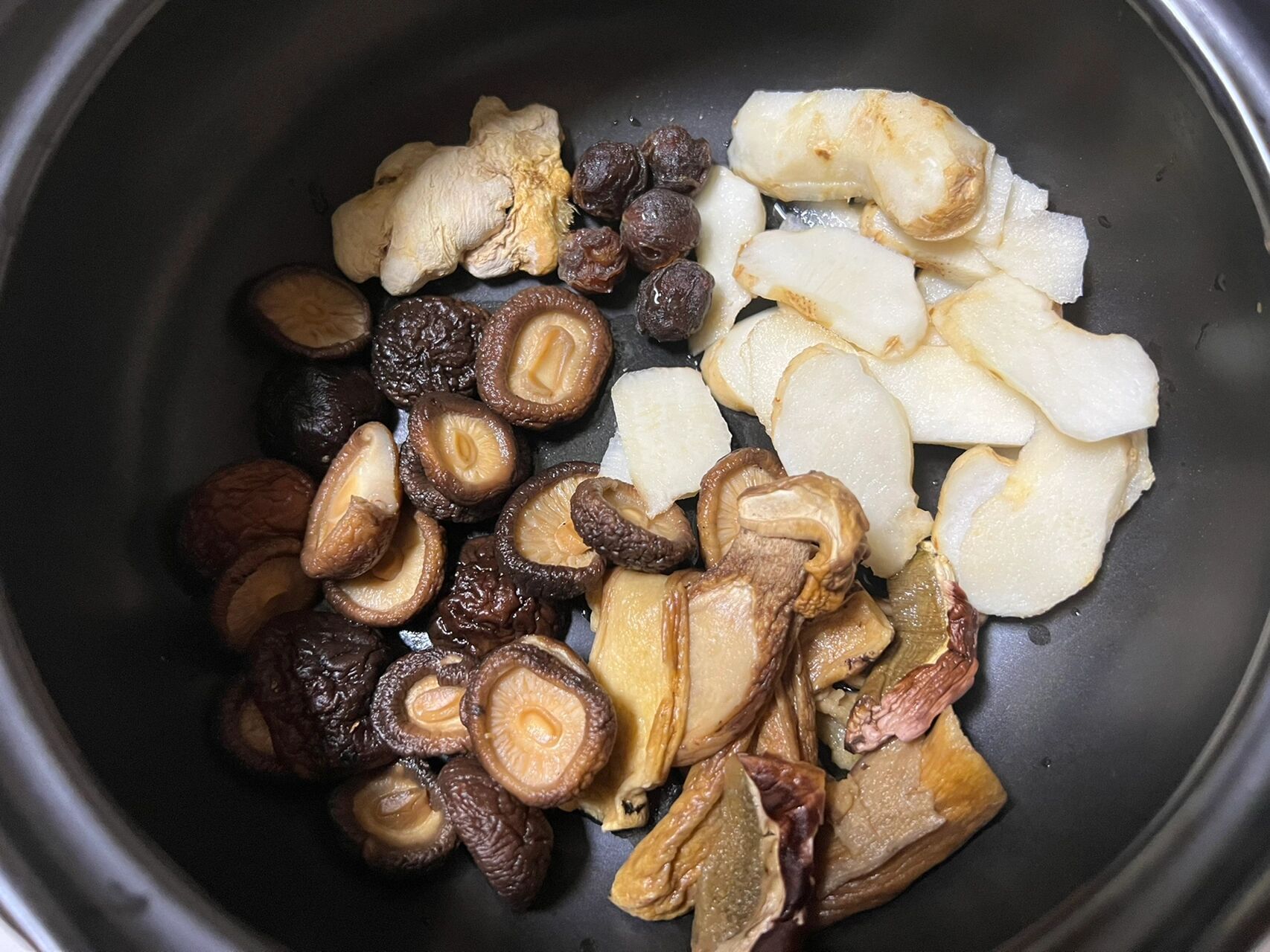 准备食材: 猴头菇适量(根据人数)/提前泡好 太大的掰开 干桂圆奇数个