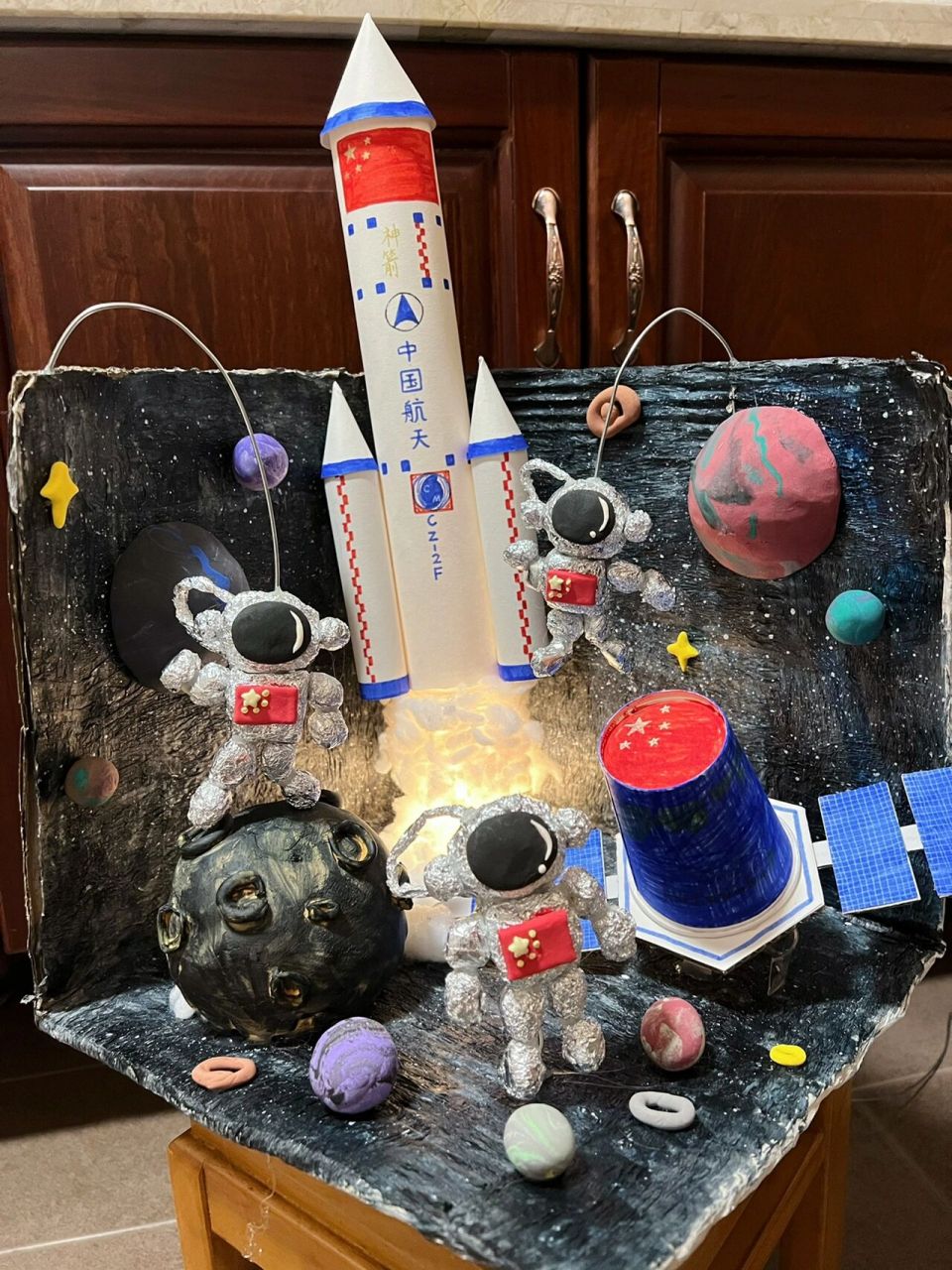 科技环保手工小制作 宇宙探索 姐姐学校里举办科技比赛 姐姐表示很想