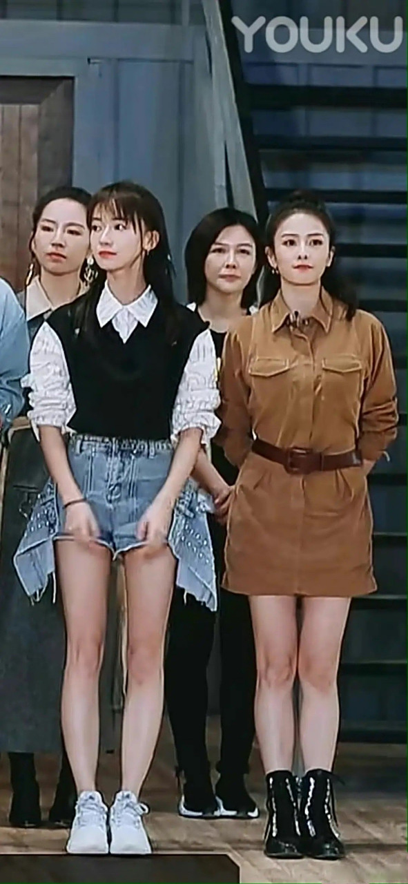 这两人官方身高都是165,感觉白鹿只有162左右,没有baby高[思考]