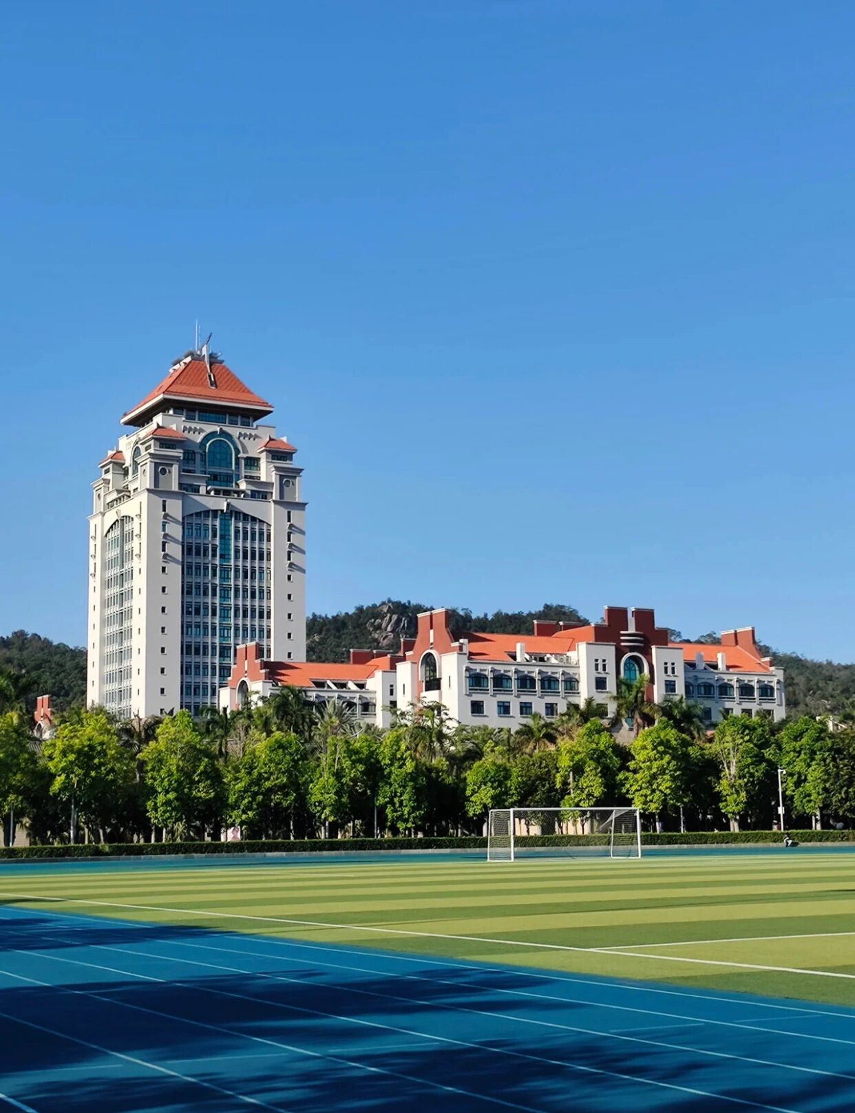 厦门大学以9700亩的校园面积排名全国第二 中国的985大学,一共有39所