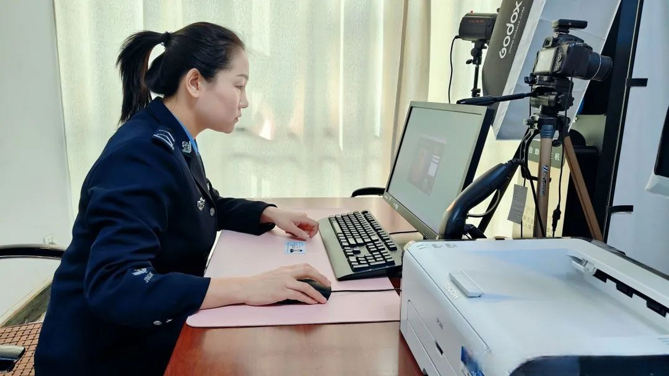 【张美荣:十余年平凡坚守 默默释放服务"微光"】[网页链接]  在公安