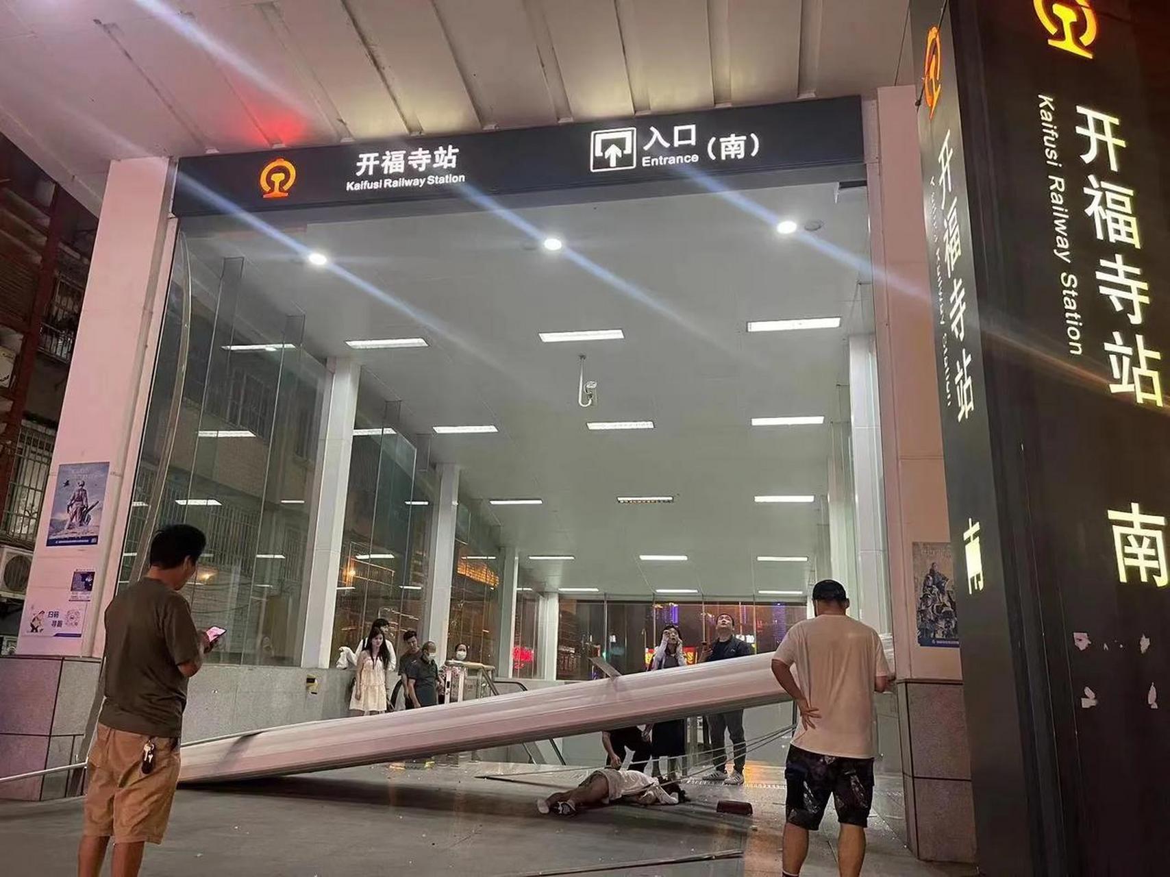 事发长沙开福区!地铁口卷闸门掉落砸伤一女子,生死不明!
