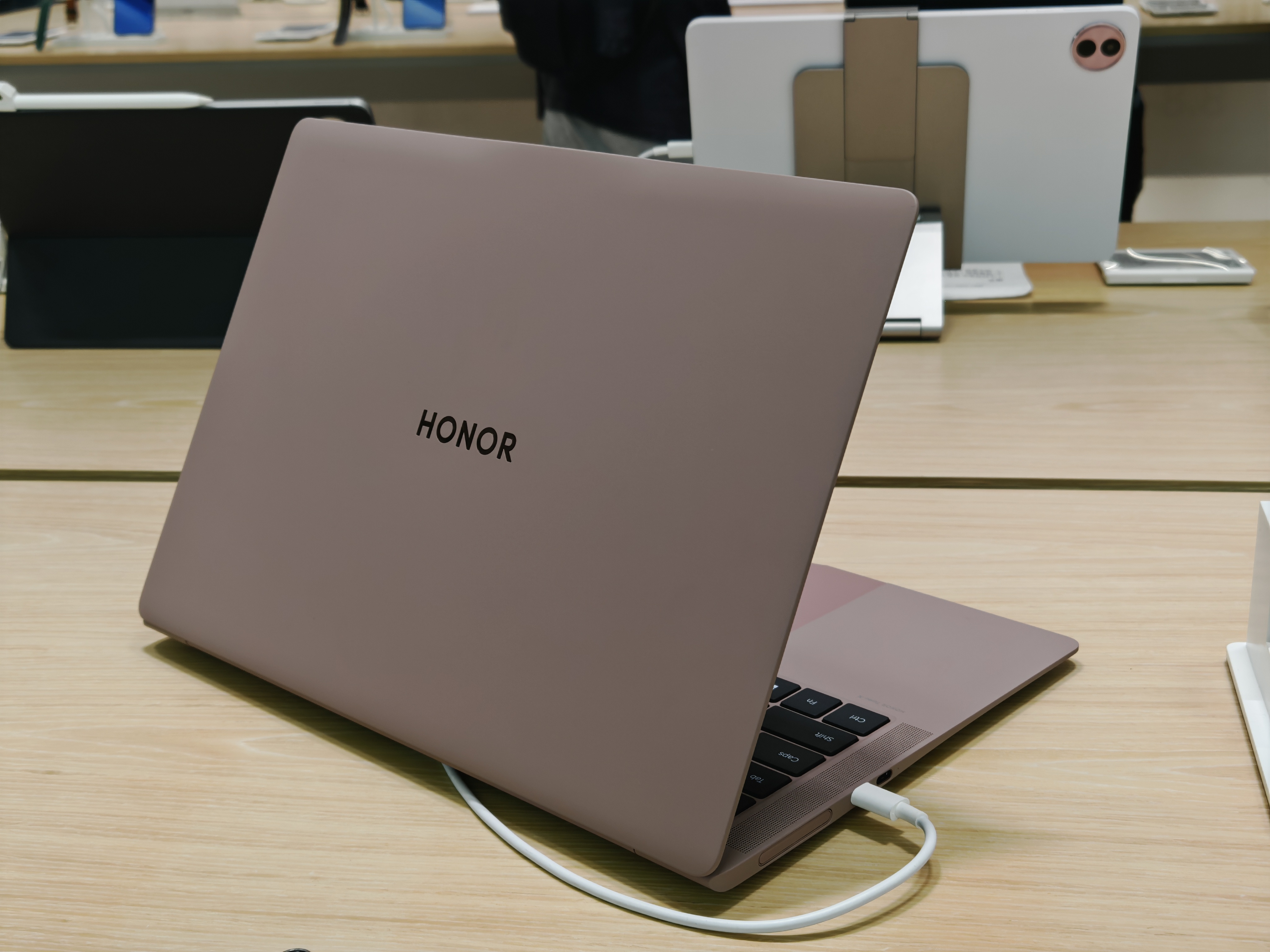 今荣耀电脑笔记本在办公工作视频荣耀matebookhi matebook14晨曦金