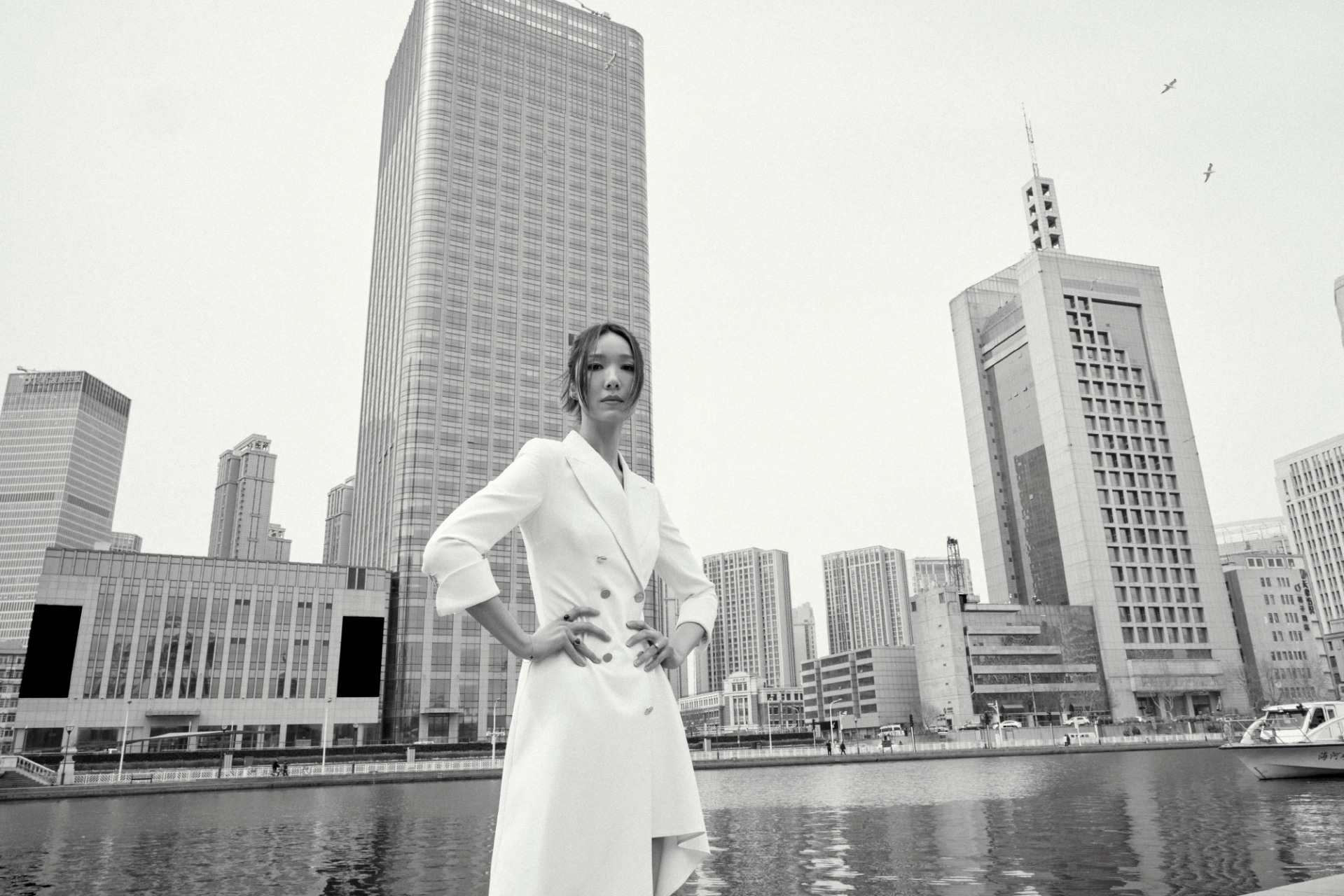 李亚男极简浪漫街拍