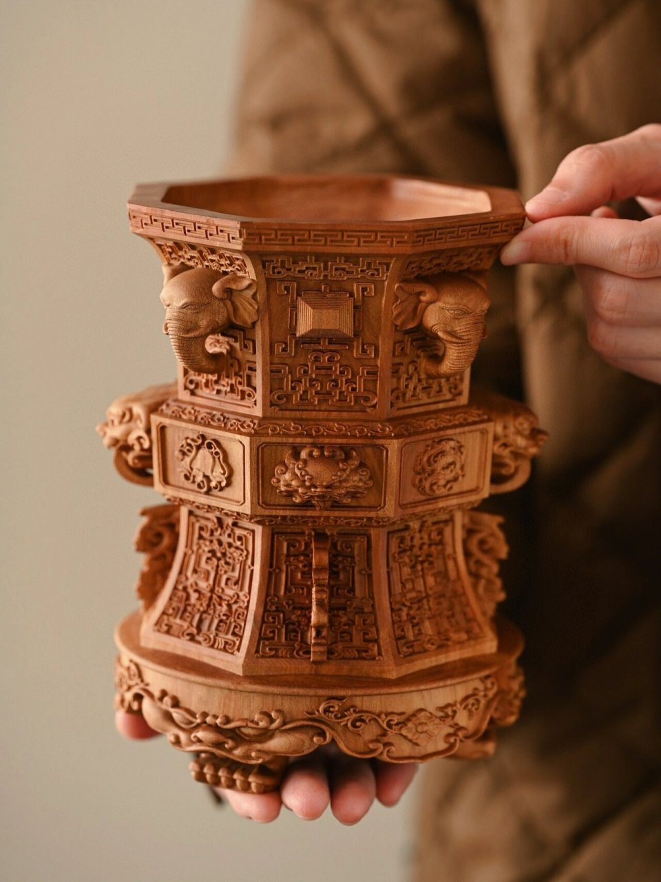 老山檀"青铜象首兽面纹"笔筒 器型端方庄重,材质坚密细腻,雕饰青铜