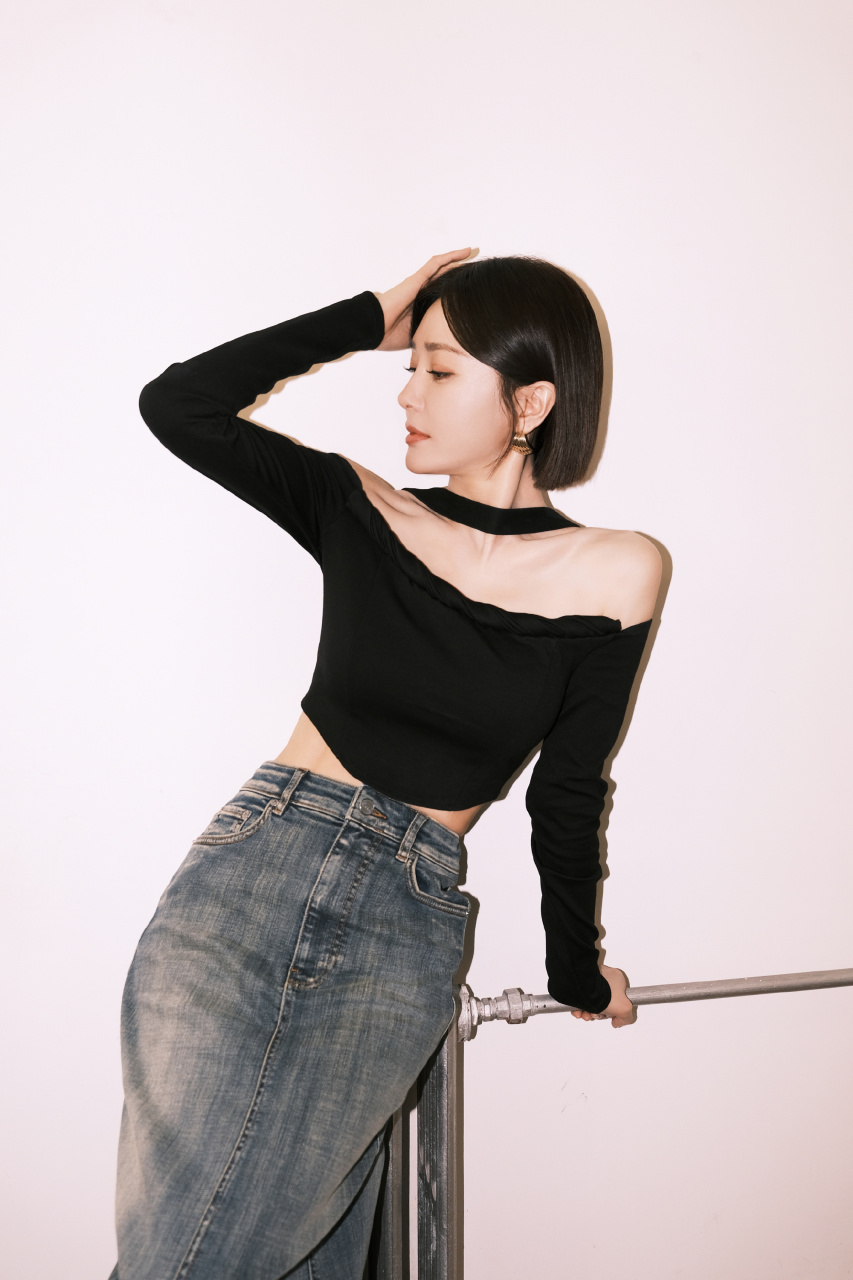 秦岚短发,黑色吊带牛仔,精致迷人