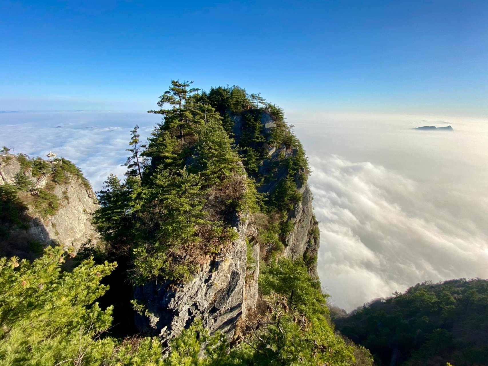 陕西商洛山阳县天竺山/天柱山的极致星空 天竺山,又名天柱山,位于陕西