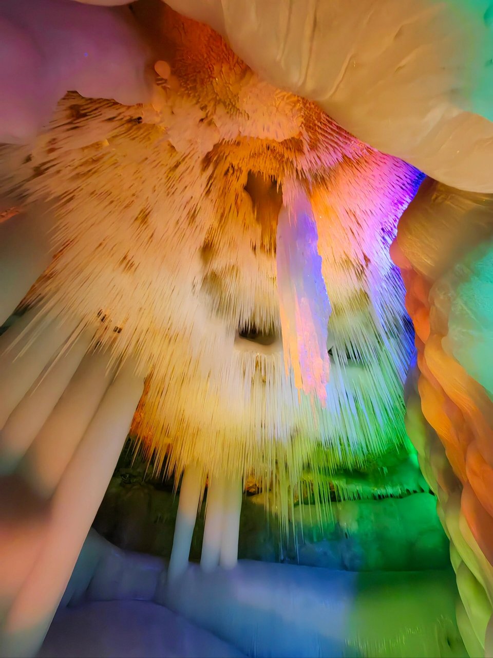 这是一个神奇的山洞,洞内四季冰封,即使三伏炎夏,洞外绿草如茵,百花