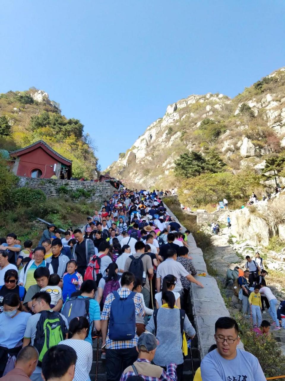 我在网上看到一则消息说节假日去旅游的人都是没钱的人,真正有钱的人