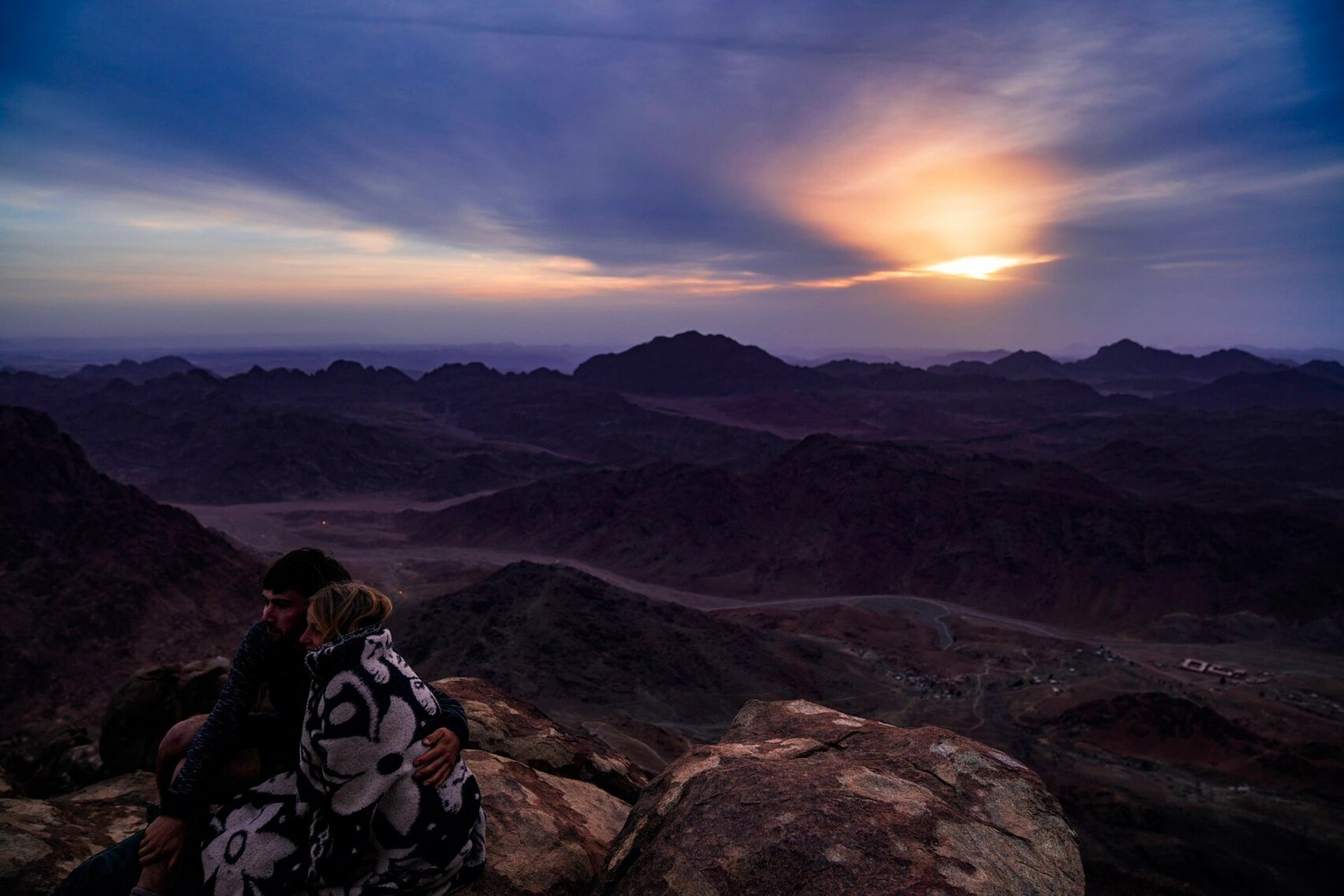 埃及|西奈山 西奈山(摩西山)为基督教 伊斯兰教 犹太教公认的圣山.
