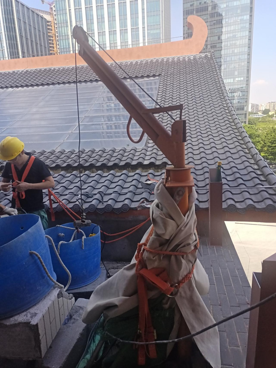 自制的适用工具,滑轮小型吊机.