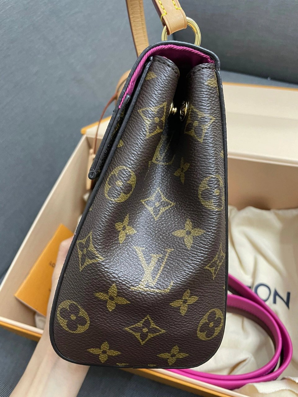 lv/路易威登 clunybb克鲁尼 lv/路易威登 clunybb克鲁尼 配有肩带