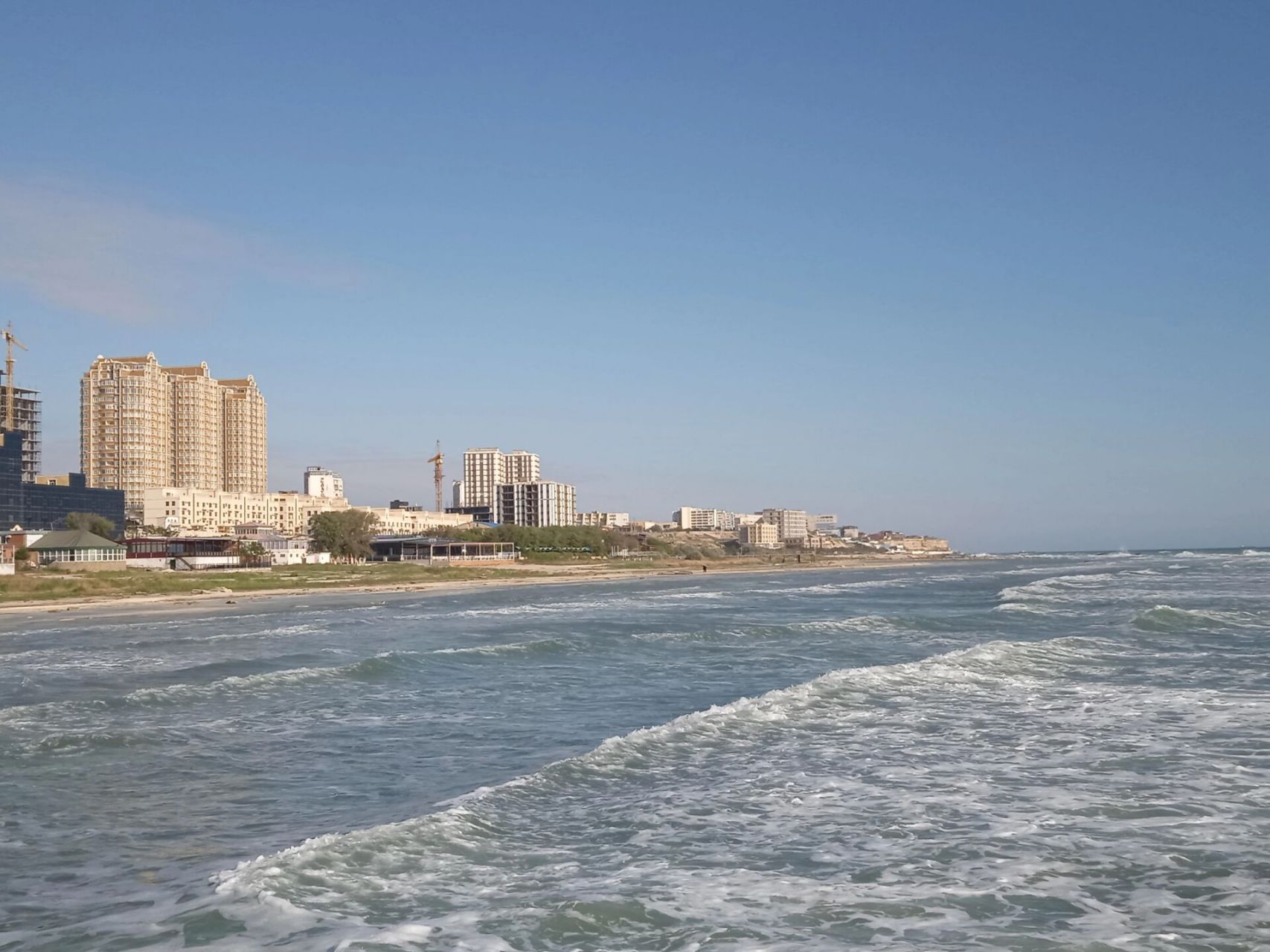 里海海滨城市阿克套 原来里海这么美 浪非常大 如果不知道这是湖 初次