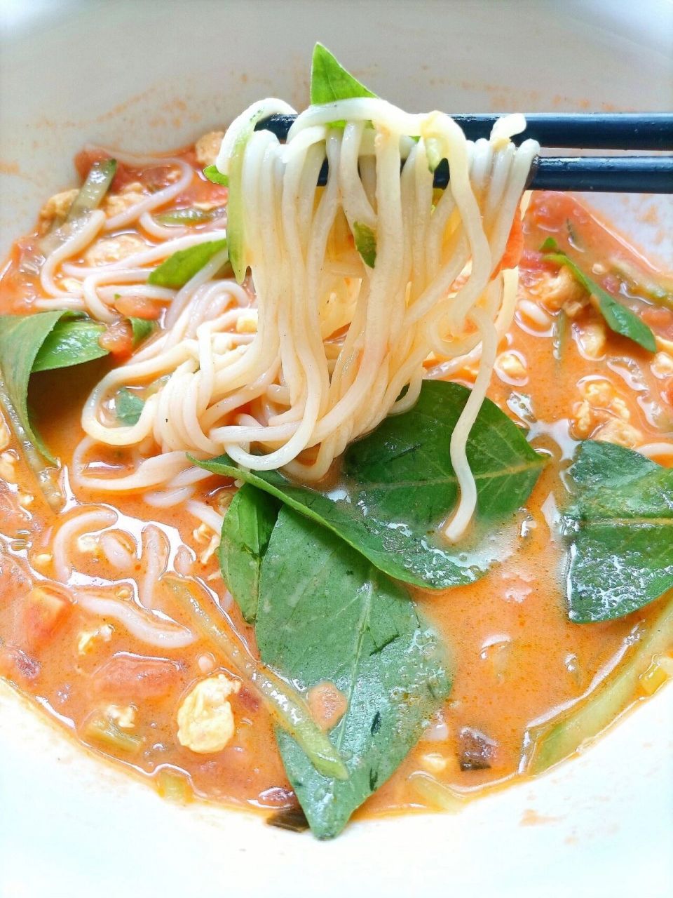 夏天到了,正是吃荆芥的时候,夏天吃凉面,拌黄瓜都要配上荆芥,独特的