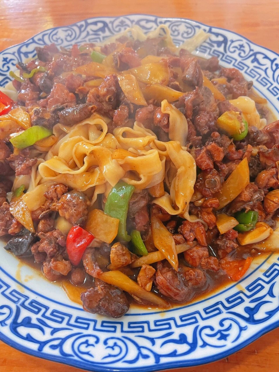 菜品很多可以点菜,但是两个人尽量只点一个小鸡泡面就可以,因为真的