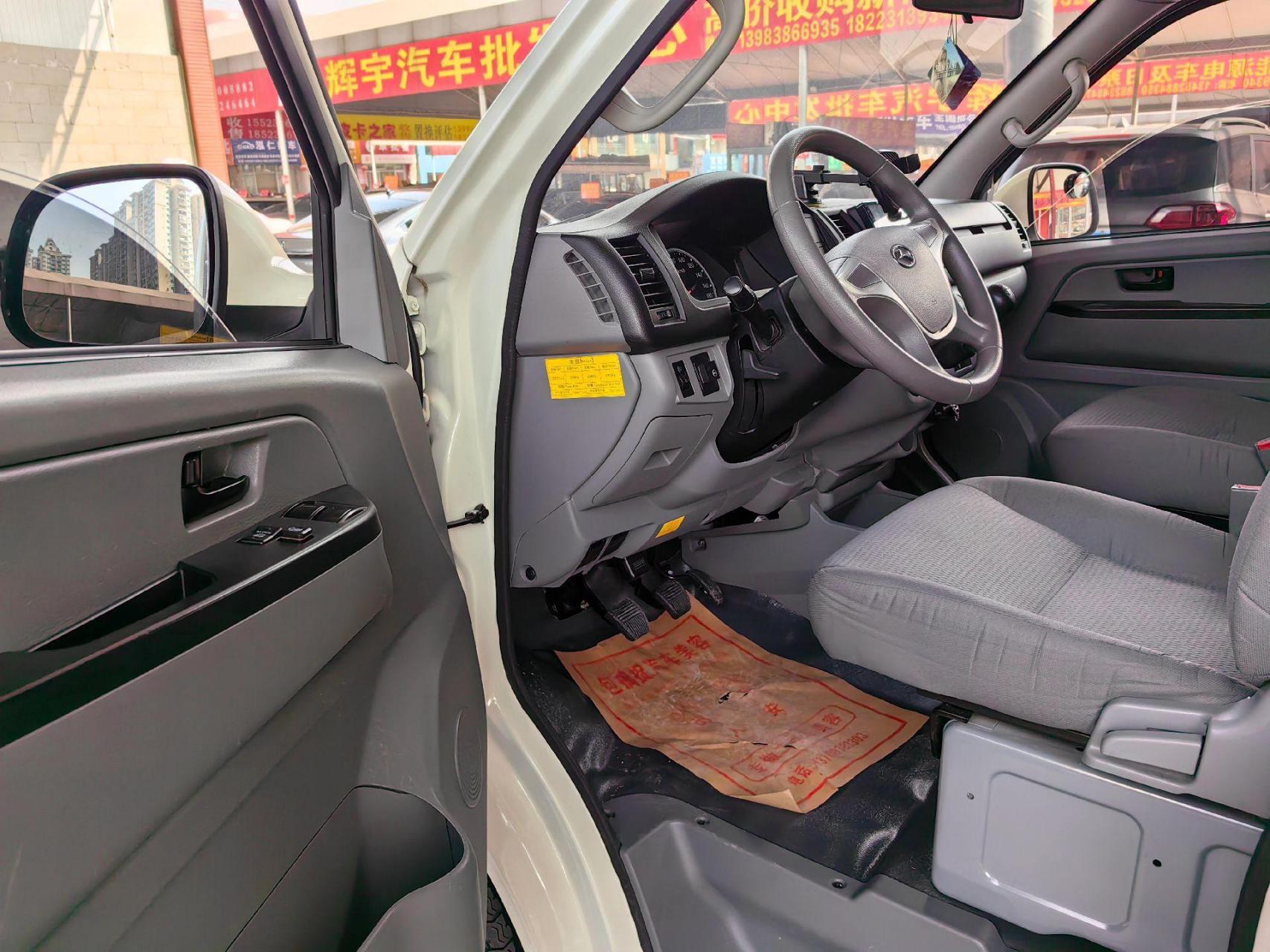 油气两用的金龙6座高顶商务车.