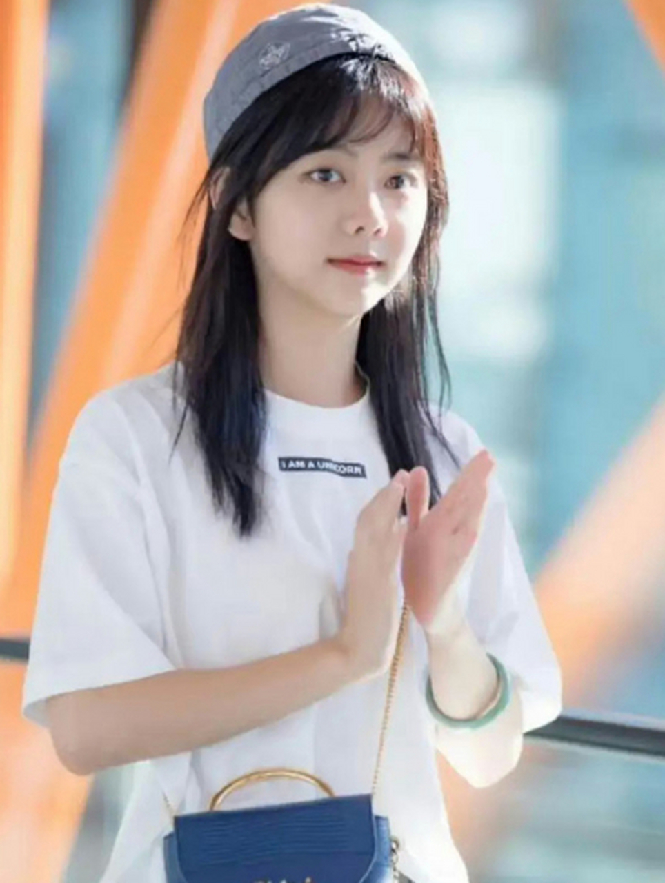 谭松韵机场照图片,相较于其他明星,她的穿搭一直都很朴素.