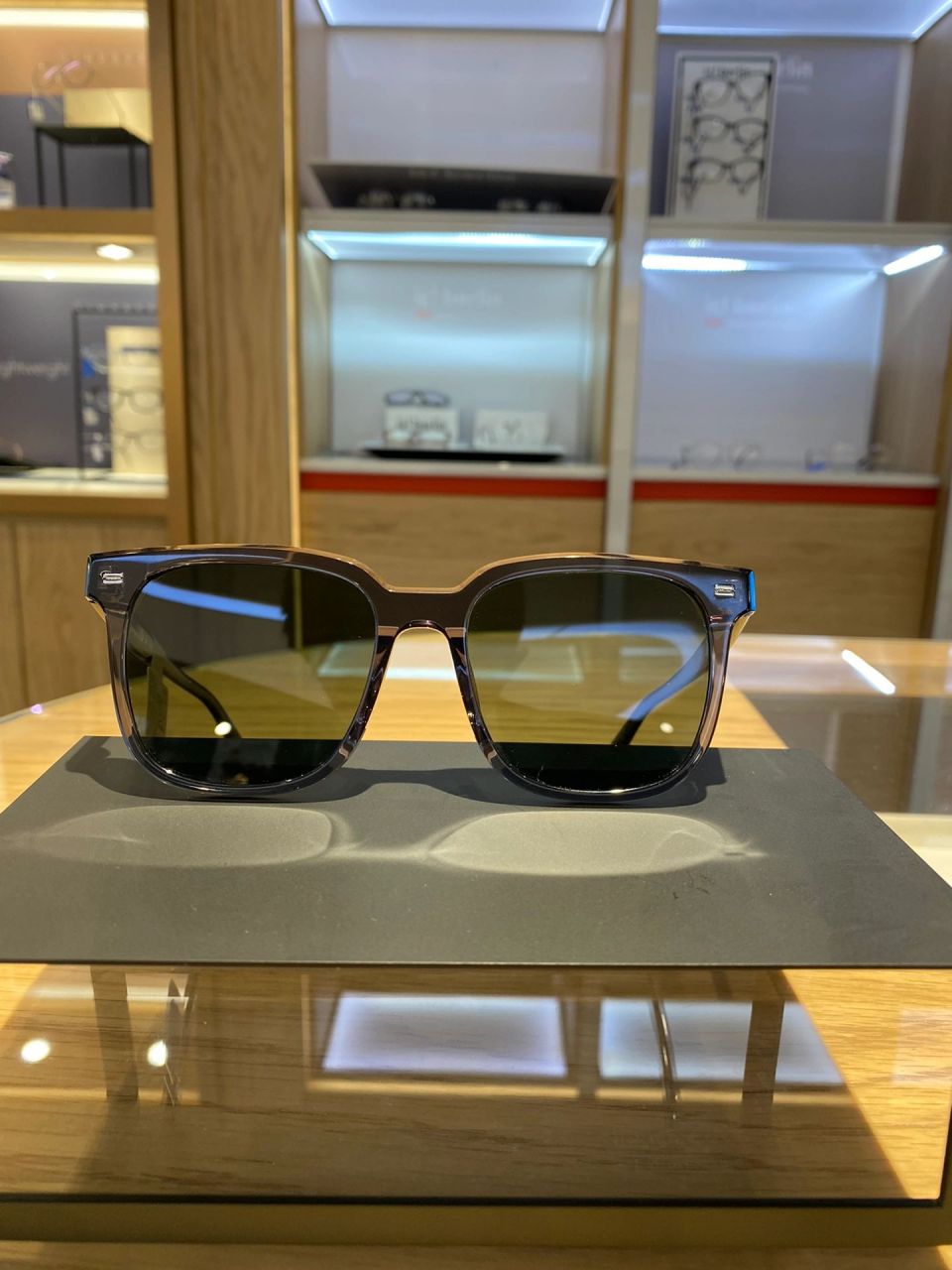 [微笑]今天给大家推荐一款v牌太阳镜  61v 方形前卫设计,增加未来
