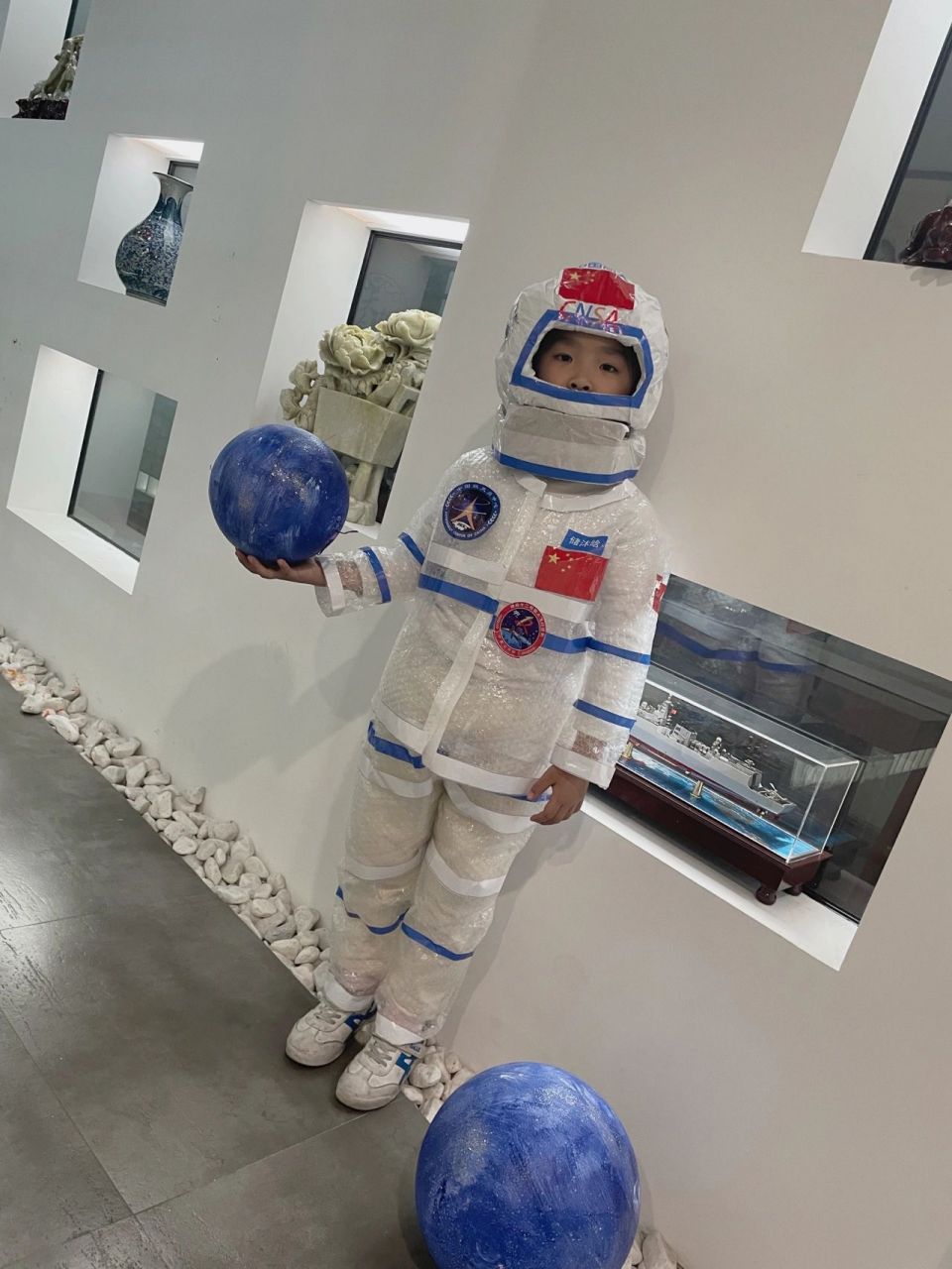 环保航空服手工制作 学校要做环保服装设计 女儿不喜欢裙子,就想着给