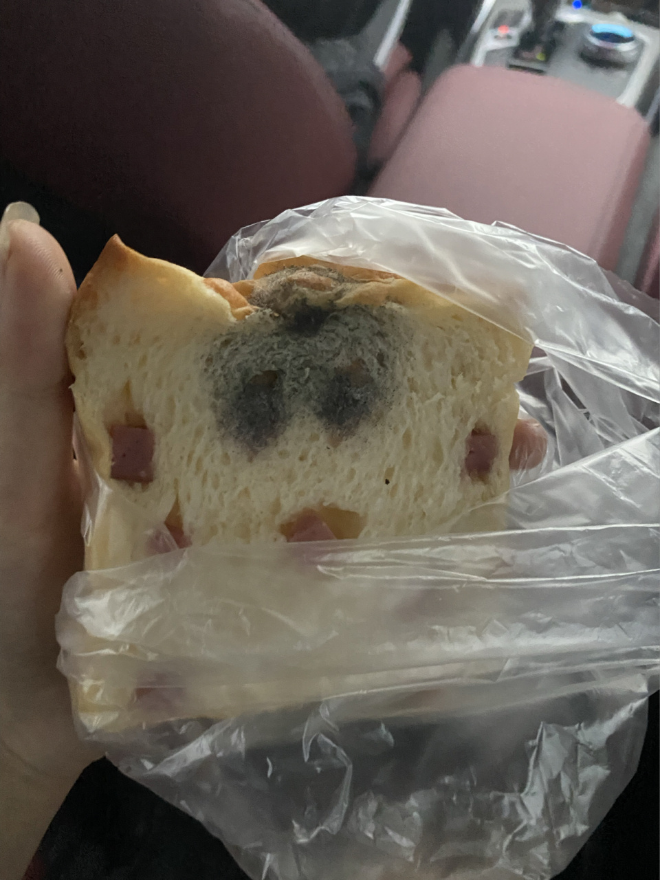 不小心吃了发霉的面包0798 我人没了吃完了才发现 有两片 还好只