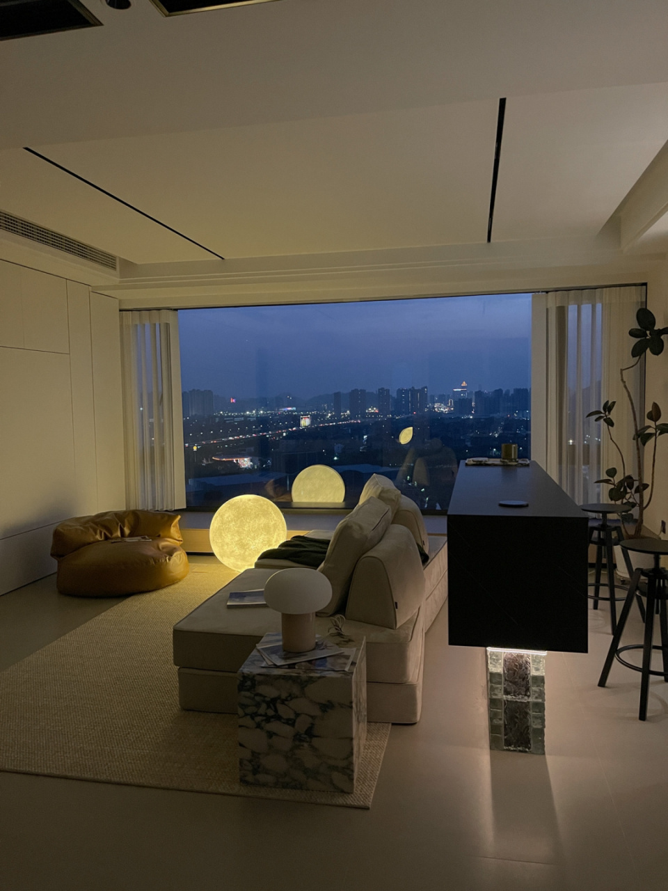 霸总风的家 夜晚的氛围真的好绝🌃 果然家中的浪漫时刻还是要等到