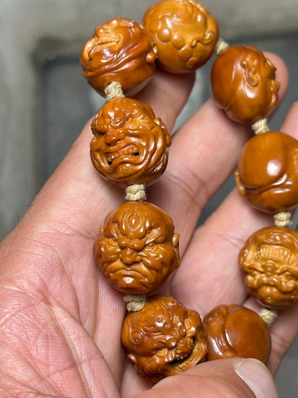 山鬼恶僧手串 山鬼恶僧是橄榄核雕的一种,橄榄核雕又称榄雕,是广东