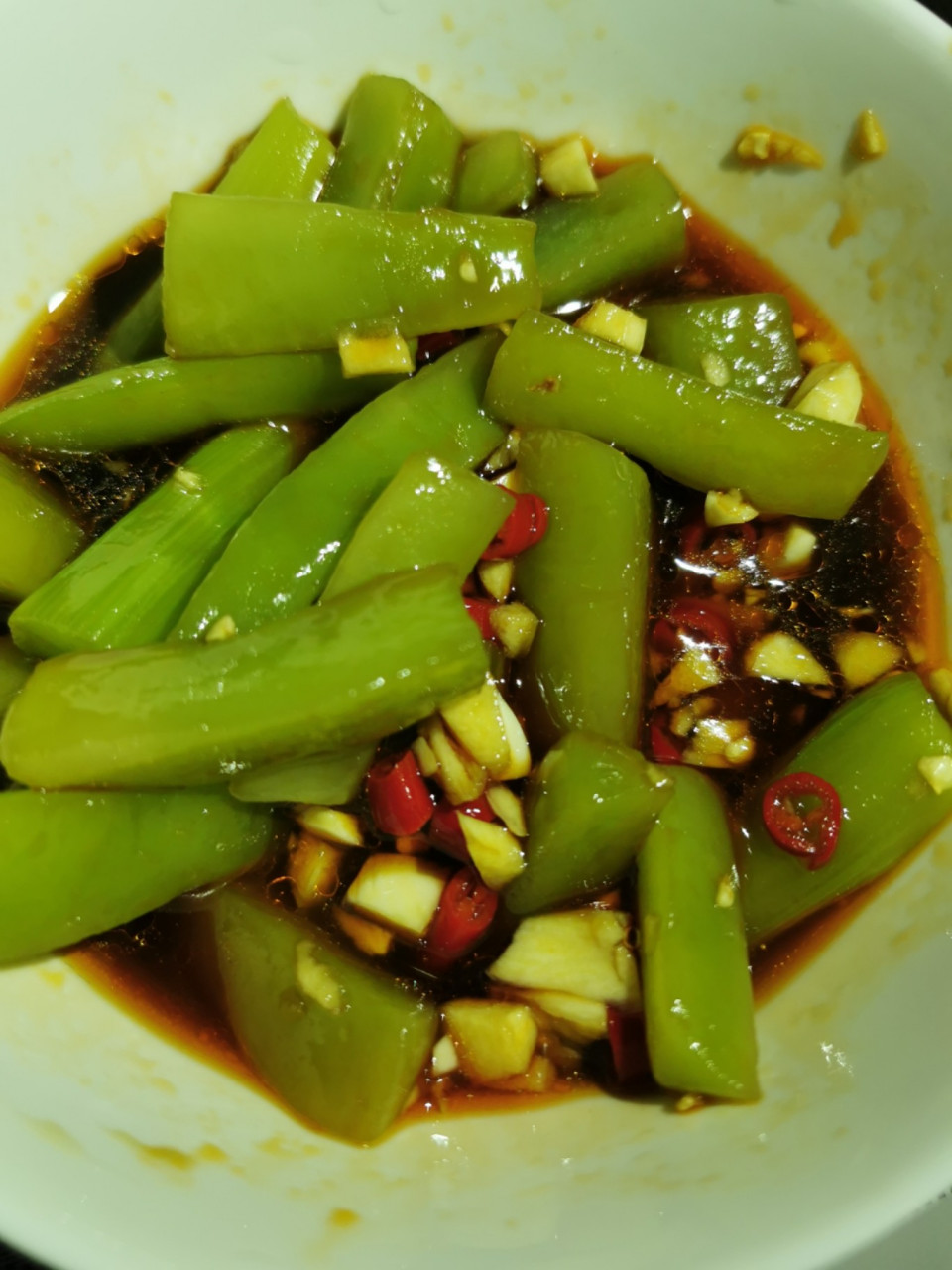 酱莴笋做法 酱莴笋做法 准备 :莴笋 2个,小米辣3个-5个,蒜头, 调料:盐