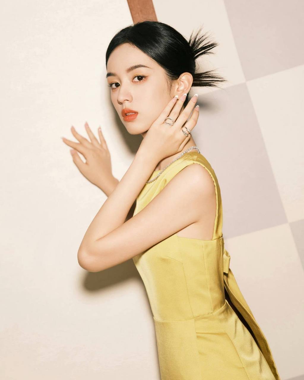 周也微博电影之夜造型登场,她的性感长腿和迷人微笑,爱了